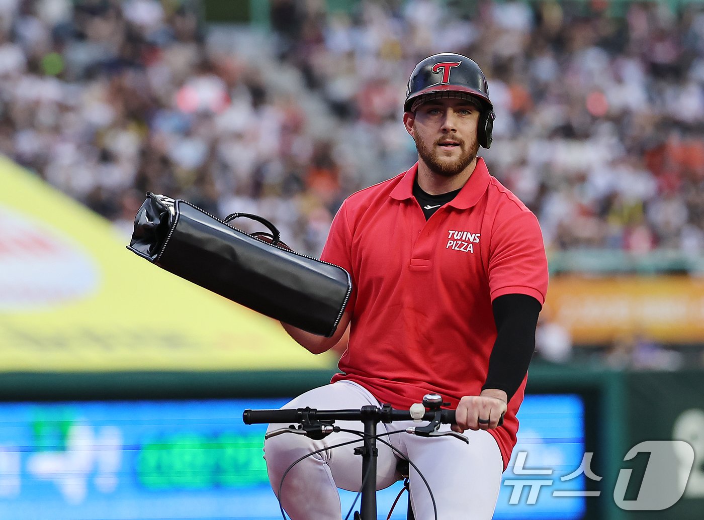 6일 오후 인천시 미추홀구 문학동 SSG랜더스필드에서 열린 &#39;2024 신한 SOL Bank KBO 올스타전’ 나눔 올스타와 드림 올스타의 경기, 피자 배달원으로 변신한 나눔팀 LG 오스틴이 자전거를 타며 입장하고 있다. 2024.7.6/뉴스1 ⓒ News1 김진환 기자