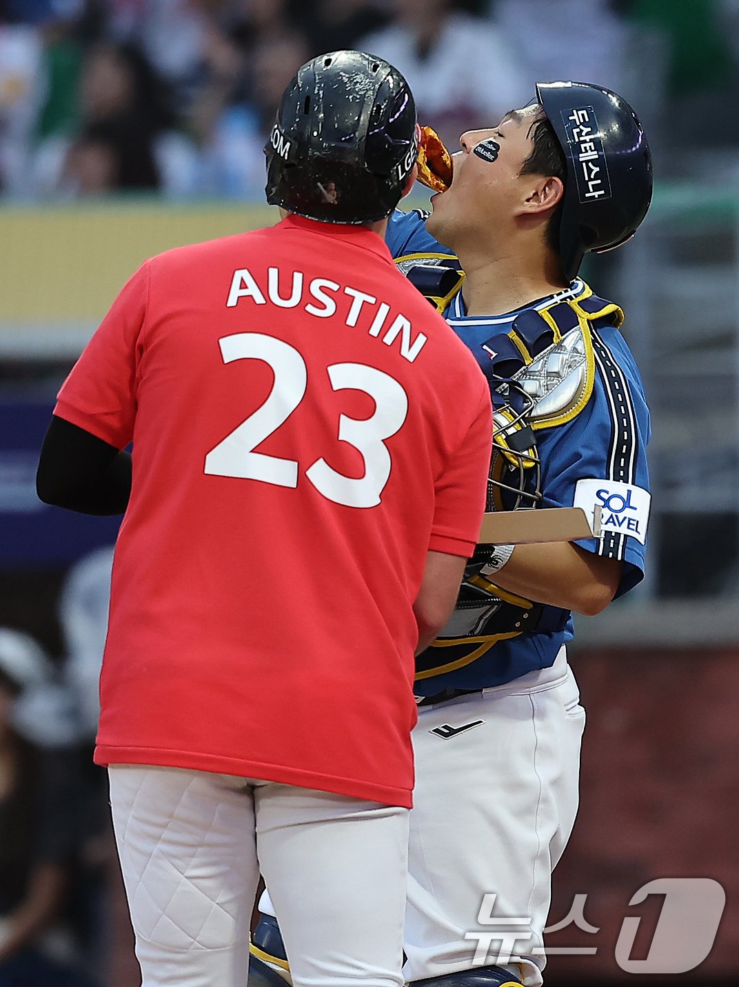 6일 오후 인천시 미추홀구 문학동 SSG랜더스필드에서 열린 &#39;2024 신한 SOL Bank KBO 올스타전’ 나눔 올스타와 드림 올스타의 경기, 드림팀 두산 포수 양의지가 1회초 나눔팀 LG 오스틴이 주는 피자를 맛보고 있다. 2024.7.6/뉴스1 ⓒ News1 김진환 기자