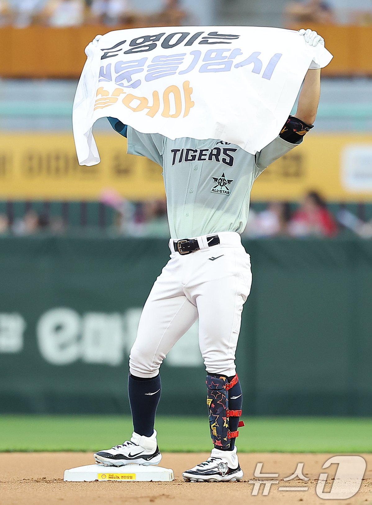 6일 오후 인천시 미추홀구 문학동 SSG랜더스필드에서 열린 &#39;2024 신한 SOL Bank KBO 올스타전’ 나눔 올스타와 드림 올스타의 경기, 나눔팀 KIA 김도영이 1회초 2루타를 친 뒤 세리머니를 하고 있다. 2024.7.6/뉴스1 ⓒ News1 김진환 기자