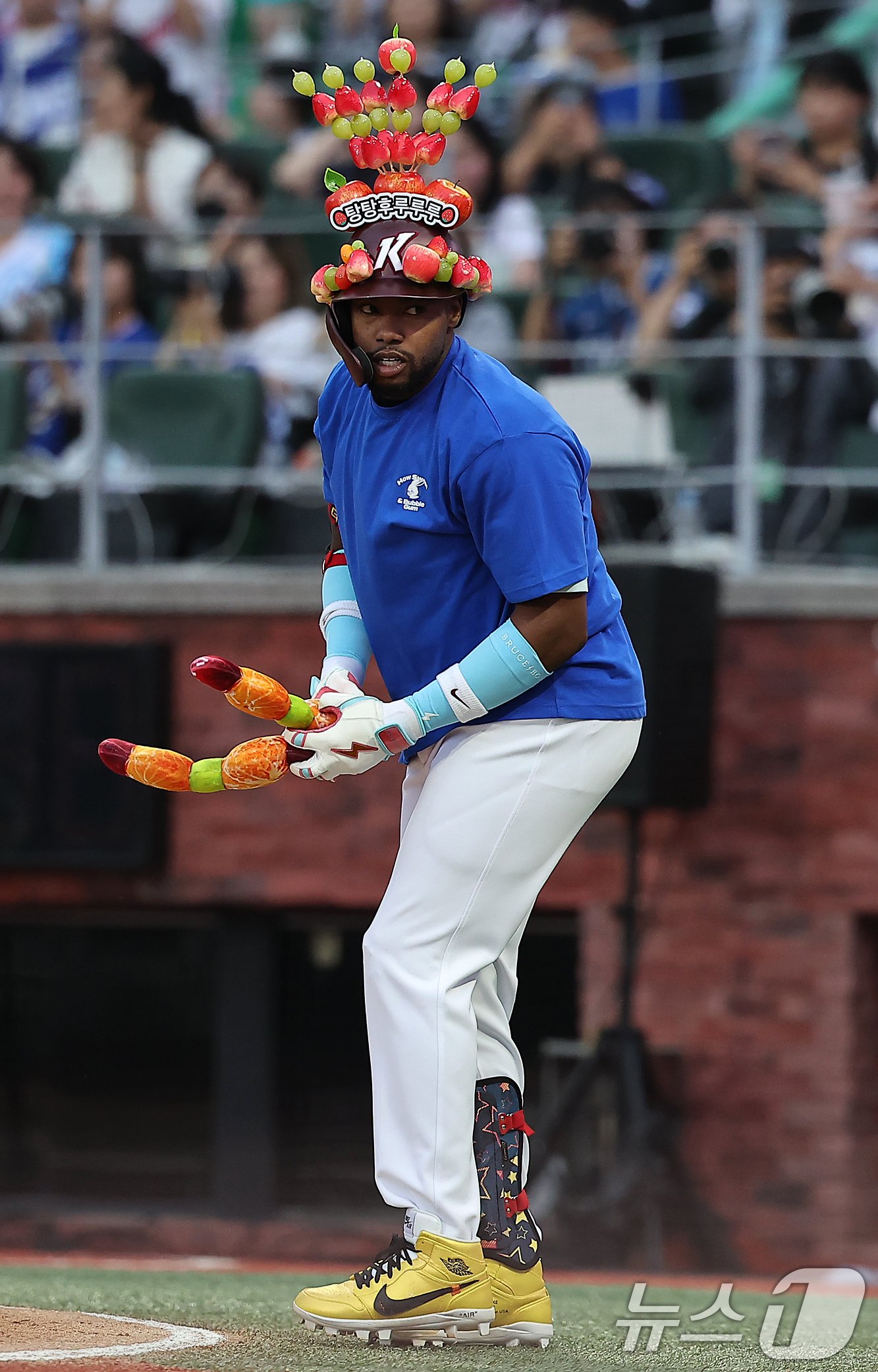 6일 오후 인천시 미추홀구 문학동 SSG랜더스필드에서 열린 &#39;2024 신한 SOL Bank KBO 올스타전’ 나눔 올스타와 드림 올스타의 경기, 나눔팀 키움 도슨이 탕후루 복장으로 타석에 서고 있다. 2024.7.6/뉴스1 ⓒ News1 김진환 기자