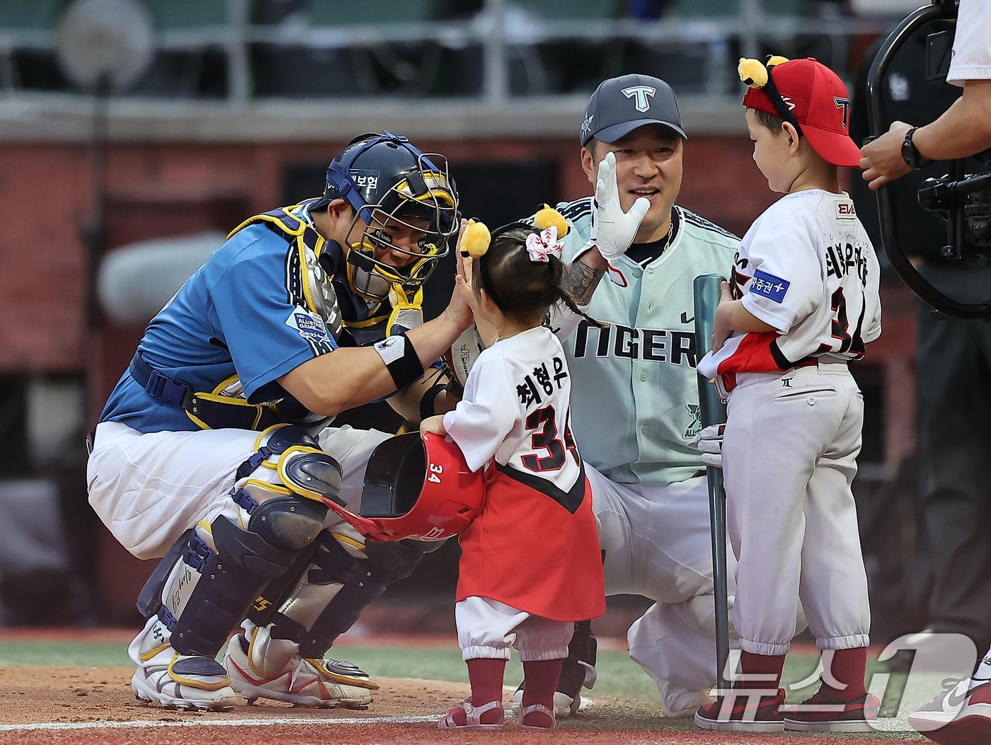 6일 오후 인천시 미추홀구 문학동 SSG랜더스필드에서 열린 &#39;2024 신한 SOL Bank KBO 올스타전’ 나눔 올스타와 드림 올스타의 경기, 나눔팀 KIA 최형우와 드림팀 두산 포수 양의지가 2회 타석에 앞서 최형우의 딸과 아들의 응원을 받고 있다. 2024.7.6/뉴스1 ⓒ News1 김진환 기자