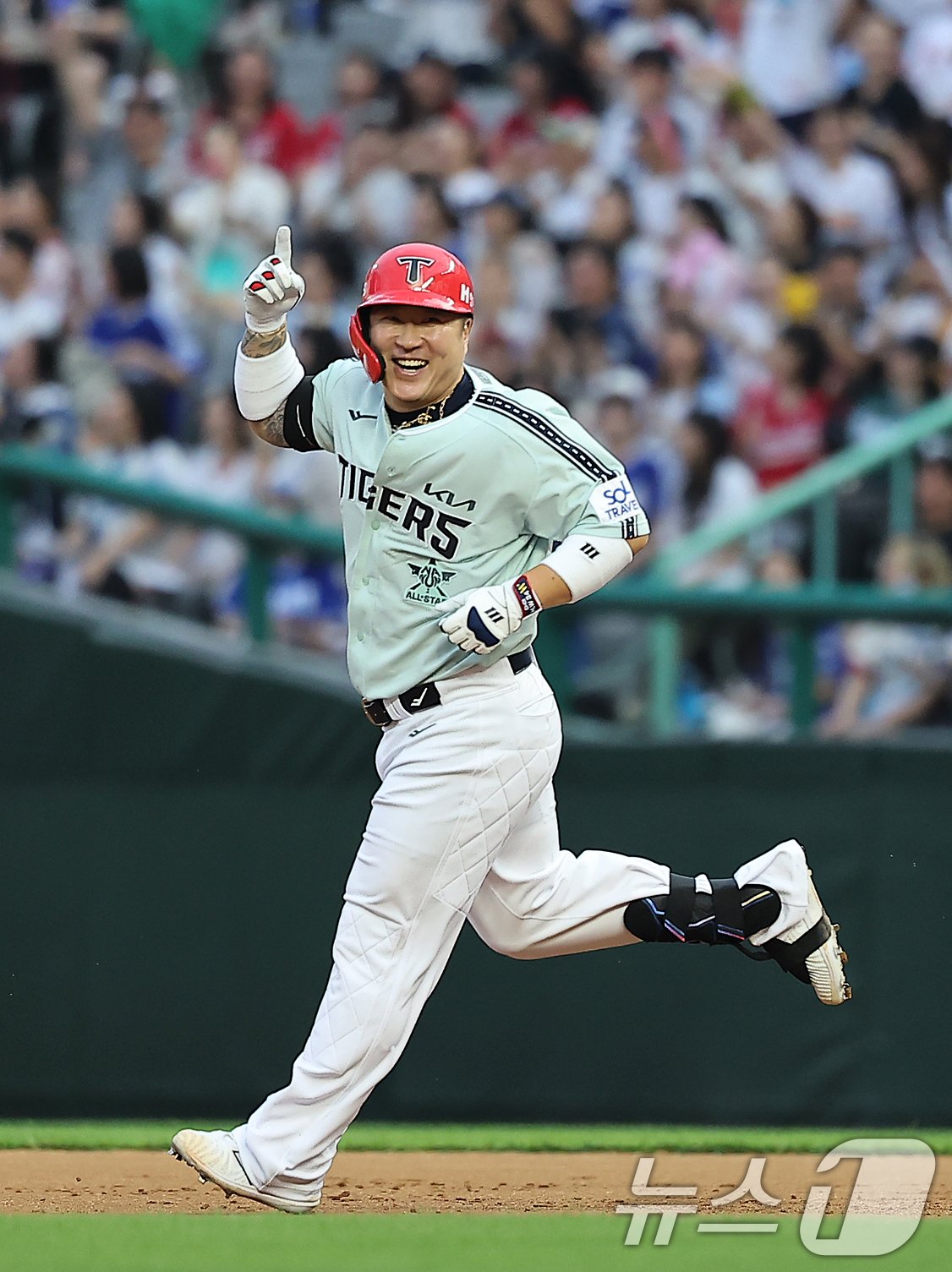 6일 오후 인천시 미추홀구 문학동 SSG랜더스필드에서 열린 &#39;2024 신한 SOL Bank KBO 올스타전’ 나눔 올스타와 드림 올스타의 경기, 나눔팀 KIA 최형우가 2회 솔로홈런을 친 뒤 환한 미소를 지으며 홈으로 향하고 있다. 2024.7.6/뉴스1 ⓒ News1 김진환 기자