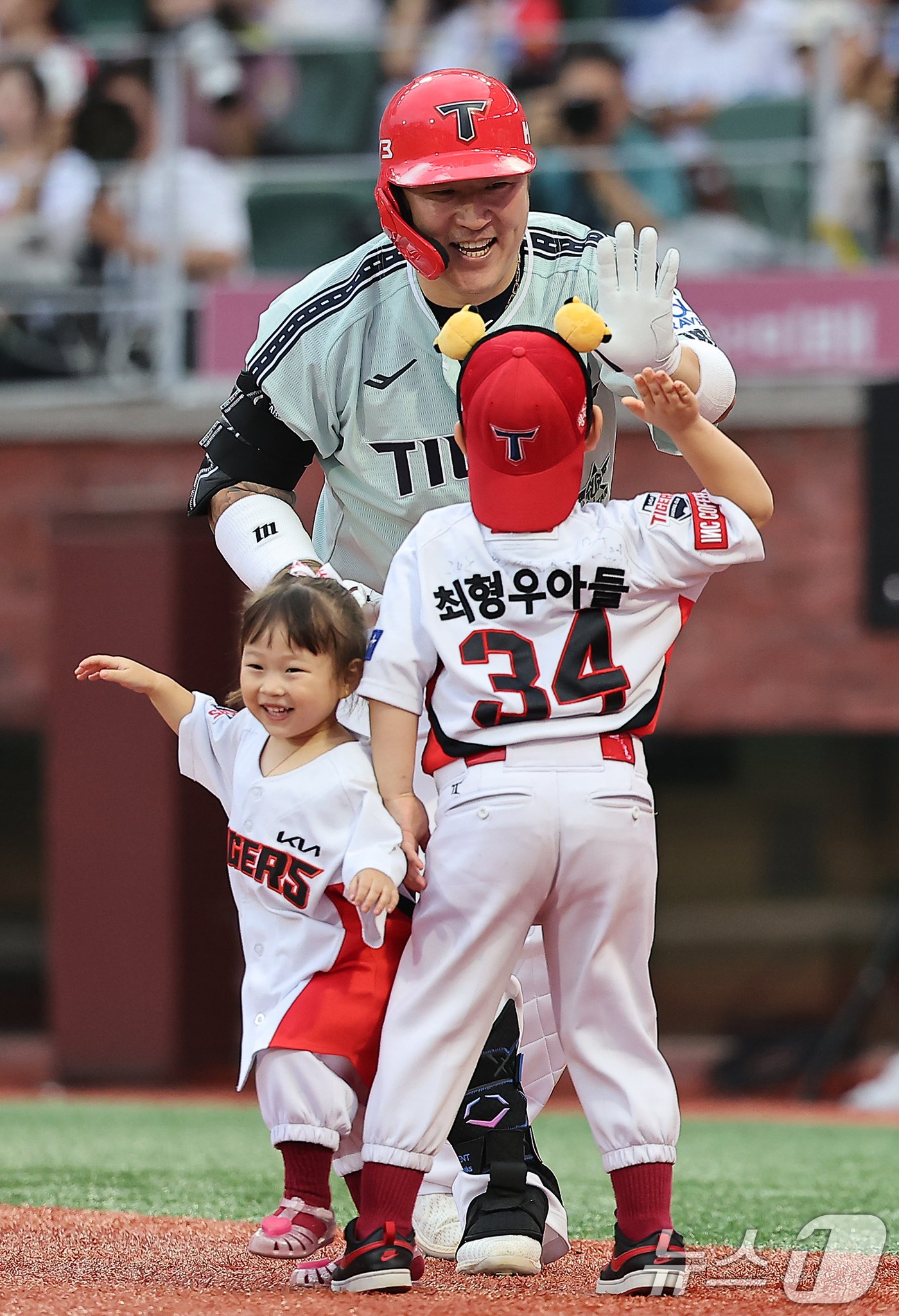 6일 오후 인천시 미추홀구 문학동 SSG랜더스필드에서 열린 &#39;2024 신한 SOL Bank KBO 올스타전’ 나눔 올스타와 드림 올스타의 경기, 나눔팀 KIA 최형우가 2회 솔로홈런을 친 뒤 자녀들의 응원을 받고 있다. 2024.7.6/뉴스1 ⓒ News1 김진환 기자