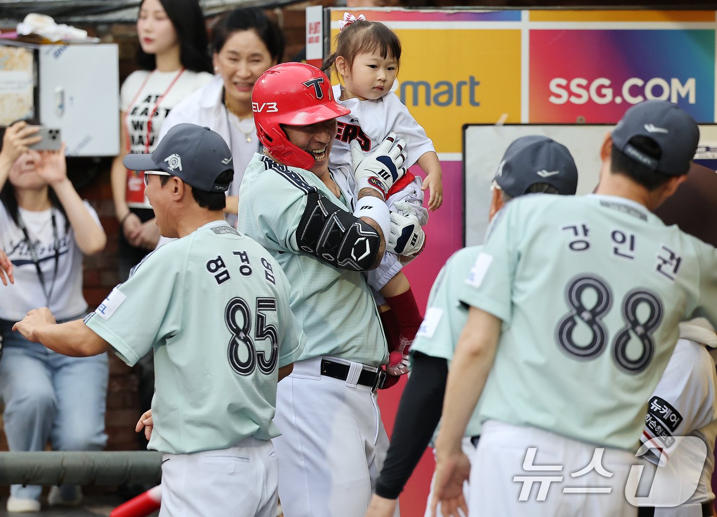 6일 오후 인천시 미추홀구 문학동 SSG랜더스필드에서 열린 &#39;2024 신한 SOL Bank KBO 올스타전’ 나눔 올스타와 드림 올스타의 경기, 나눔팀 KIA 최형우가 2회 솔로홈런을 친 뒤 딸을 안고 코칭스태프의 축하를 받고 있다. 2024.7.6/뉴스1 ⓒ News1 김진환 기자