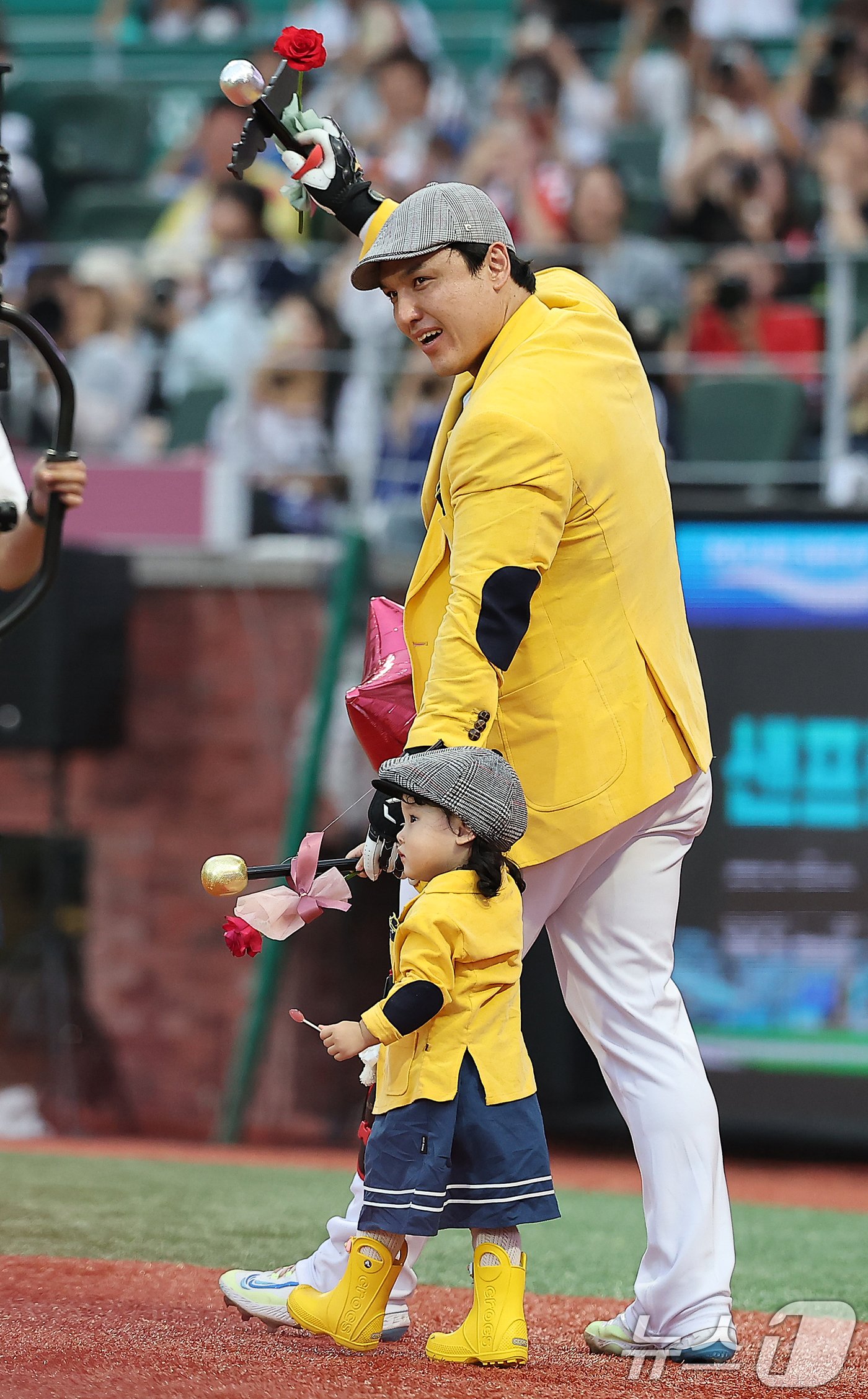 본문 이미지 - 6일 오후 인천시 미추홀구 문학동 SSG랜더스필드에서 열린 '2024 신한 SOL Bank KBO 올스타전’ 나눔 올스타와 드림 올스타의 경기, 나눔팀 LG 박동원이 2회 딸과 함께 타석에 들어서고 있다. 2024.7.6/뉴스1 ⓒ News1 김진환 기자