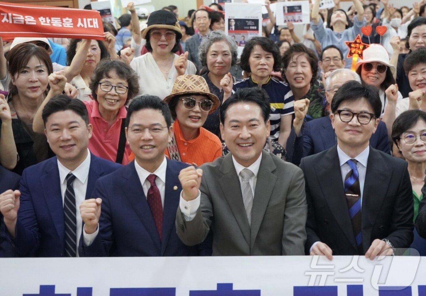 본문 이미지 - 한동훈 국민의힘 당대표 후보&#40;앞줄 오른쪽부터&#41;와 장동혁ㆍ박정훈 최고위원 후보, 진종오 청년최고위원후보가 6일 경기 성남시 분당갑 당원조직대회를 찾아 당원들과 기념 촬영하고 있다. &#40;한동훈 캠프 제공&#41; 2024.7.6/뉴스1