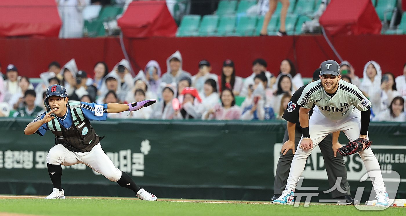 6일 오후 인천시 미추홀구 문학동 SSG랜더스필드에서 열린 &#39;2024 신한 SOL Bank KBO 올스타전’ 나눔 올스타와 드림 올스타의 경기, 드림팀 롯데 황성빈이 3회말 1루에서 익살스러운 포즈를 취하고 있다. 2024.7.6/뉴스1 ⓒ News1 김진환 기자