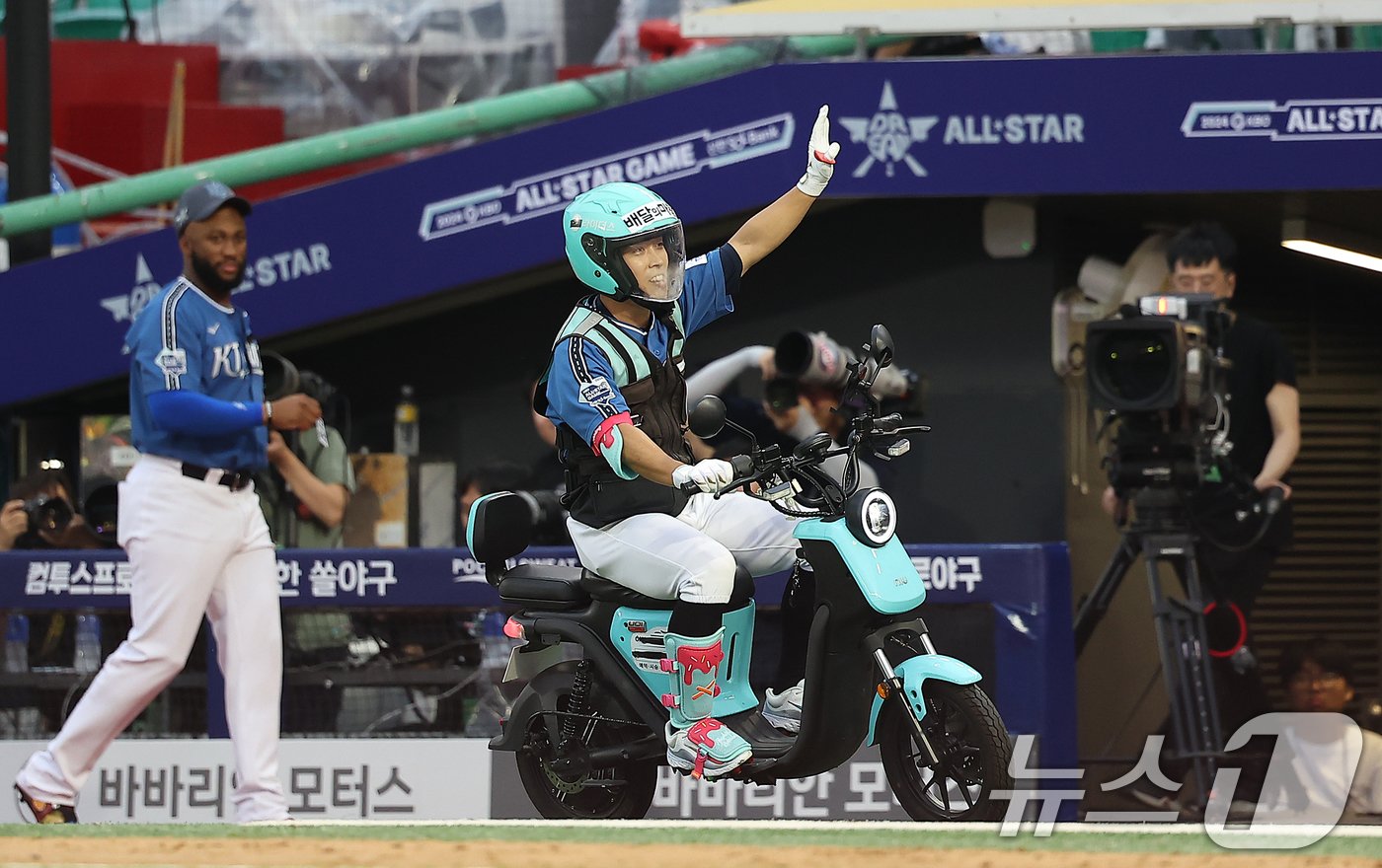 6일 오후 인천시 미추홀구 문학동 SSG랜더스필드에서 열린 &#39;2024 신한 SOL Bank KBO 올스타전’ 나눔 올스타와 드림 올스타의 경기, 드림팀 롯데 황성빈이 3회말 배달 라이더 복장으로 타석에 들어서고 있다. 2024.7.6/뉴스1 ⓒ News1 김진환 기자