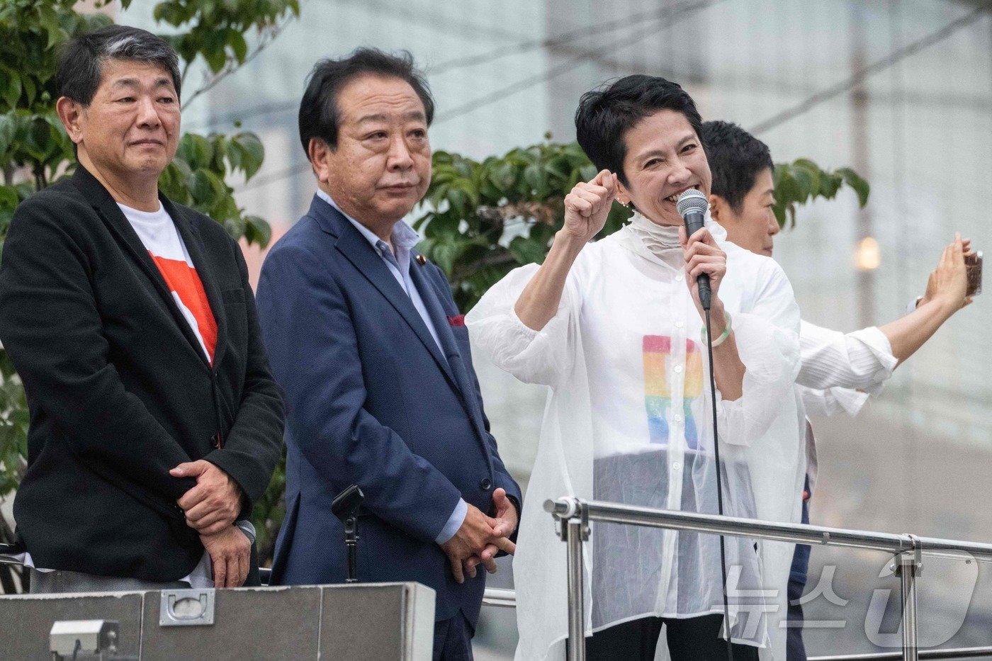 일본 수도인 도쿄도지사 선거에 출마한 렌호 후보가 6일 주먹을 불끈 쥐며 가두 연설을 하고 있다. 사진 왼편에는 같은 입헌민주당 소속으로 일본 95대 총리를 지낸 노다 요시히코 최고 고문이 지원차 동석했다. 2024.07.06/ ⓒ AFP=뉴스1 ⓒ News1 권진영 기자