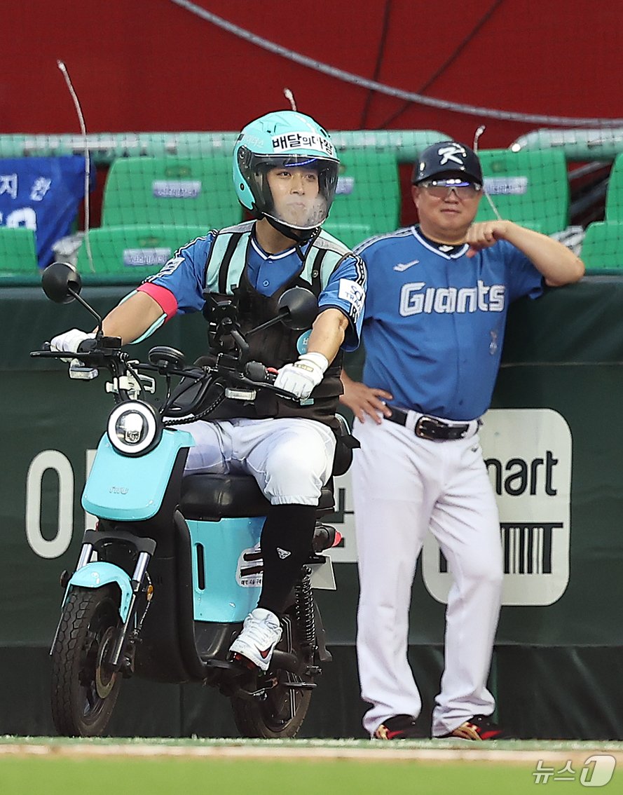 6일 오후 인천시 미추홀구 문학동 SSG랜더스필드에서 열린 &#39;2024 신한 SOL Bank KBO 올스타전’ 나눔 올스타와 드림 올스타의 경기, 드림팀 롯데 황성빈이 3회말 배달 라이더 복장으로 타석에 들어서고 있다. 2024.7.6/뉴스1 ⓒ News1 김진환 기자