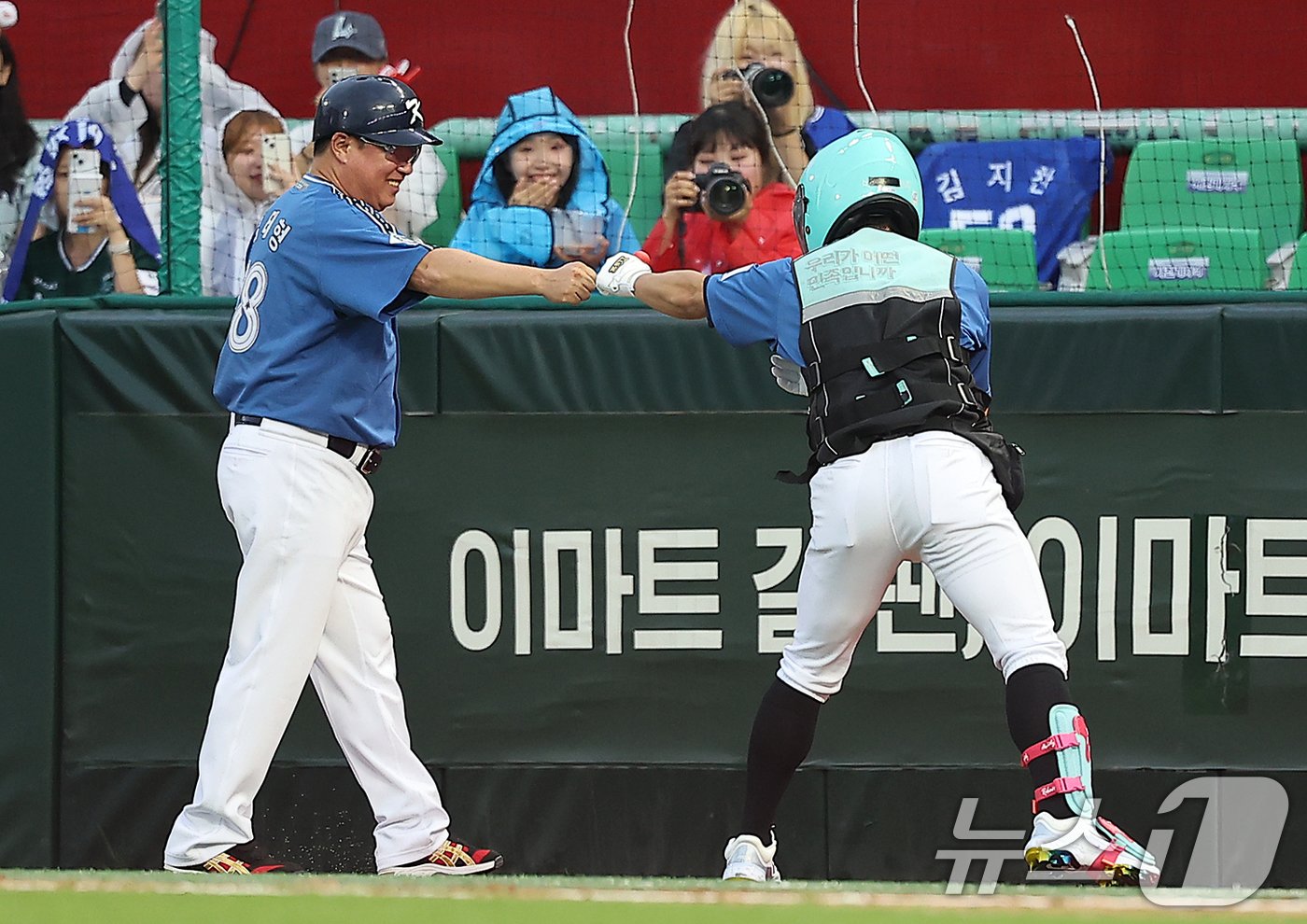 6일 오후 인천시 미추홀구 문학동 SSG랜더스필드에서 열린 &#39;2024 신한 SOL Bank KBO 올스타전’ 나눔 올스타와 드림 올스타의 경기, 드림팀 롯데 김태형 감독이 3회말 배달 라이더 복장으로 타석에 들어서는 황성빈과 주먹을 맞대고 있다. 2024.7.6/뉴스1 ⓒ News1 김진환 기자