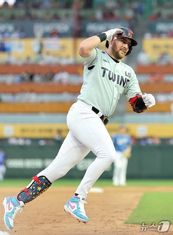 6일 오후 인천시 미추홀구 문학동 SSG랜더스필드에서 열린 &#39;2024 신한 SOL Bank KBO 올스타전’ 나눔 올스타와 드림 올스타의 경기, 나눔팀 LG 오스틴이 3회초 투런 홈런을 친 뒤 세리머니를 하며 홈으로 향하고 있다. 2024.7.6/뉴스1 ⓒ News1 김진환 기자