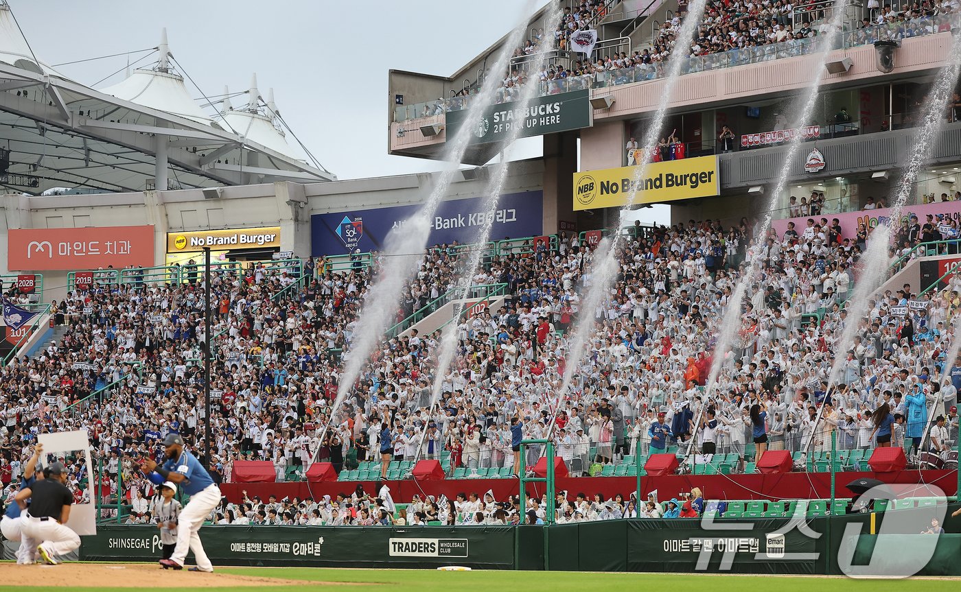 6일 오후 인천시 미추홀구 문학동 SSG랜더스필드에서 열린 &#39;2024 신한 SOL Bank KBO 올스타전’ 나눔 올스타와 드림 올스타의 경기, 야구팬들이 시원한 물줄기를 맞으며 열띤 응원을 펼치고 있다. KBO는 &#34;인천 SSG랜더스필드에서 열린 2024 신한 SOL Bank KBO 올스타전의 2만 2500석이 모두 팔렸다＂고 밝혔다. 2024.7.6/뉴스1 ⓒ News1 김진환 기자