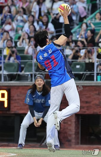 6일 오후 인천시 미추홀구 문학동 SSG랜더스필드에서 열린 &#39;2024 신한 SOL Bank KBO 올스타전’ 나눔 올스타와 드림 올스타의 경기, 드림팀 롯데 윤동희가 배구선수 동희진으로 분장해 타석에 나서고 있다. 2024.7.6/뉴스1 ⓒ News1 김진환 기자