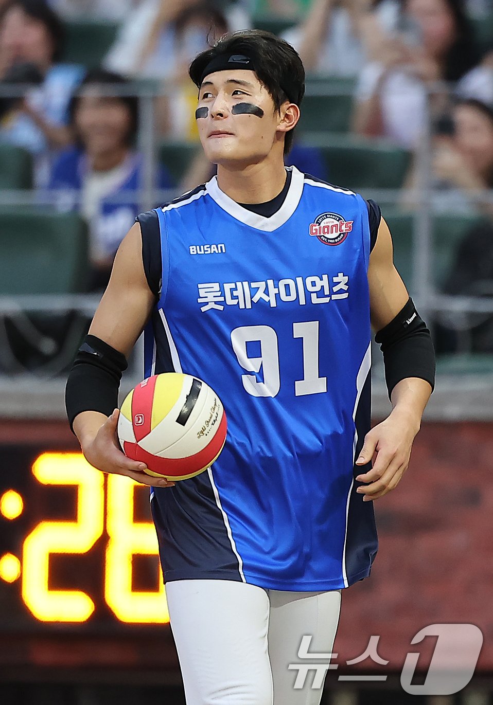 본문 이미지 - 6일 오후 인천시 미추홀구 문학동 SSG랜더스필드에서 열린 '2024 신한 SOL Bank KBO 올스타전’ 나눔 올스타와 드림 올스타의 경기, 드림팀 롯데 윤동희가 배구선수 동희진으로 분장해 타석에 나서고 있다. 2024.7.6/뉴스1 ⓒ News1 김진환 기자