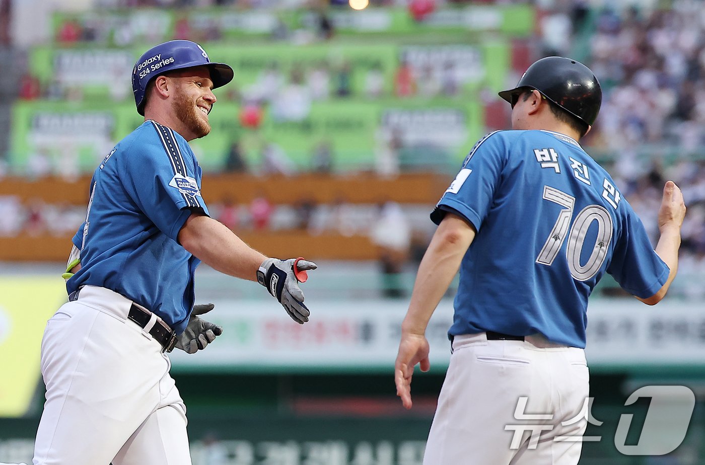 6일 오후 인천시 미추홀구 문학동 SSG랜더스필드에서 열린 &#39;2024 신한 SOL Bank KBO 올스타전’ 나눔 올스타와 드림 올스타의 경기, 4회말 드림팀 삼성 맥키넌이 투런 홈런을 친 뒤 박진만 감독과 하이파이브를 하고 있다. 2024.7.6/뉴스1 ⓒ News1 김진환 기자