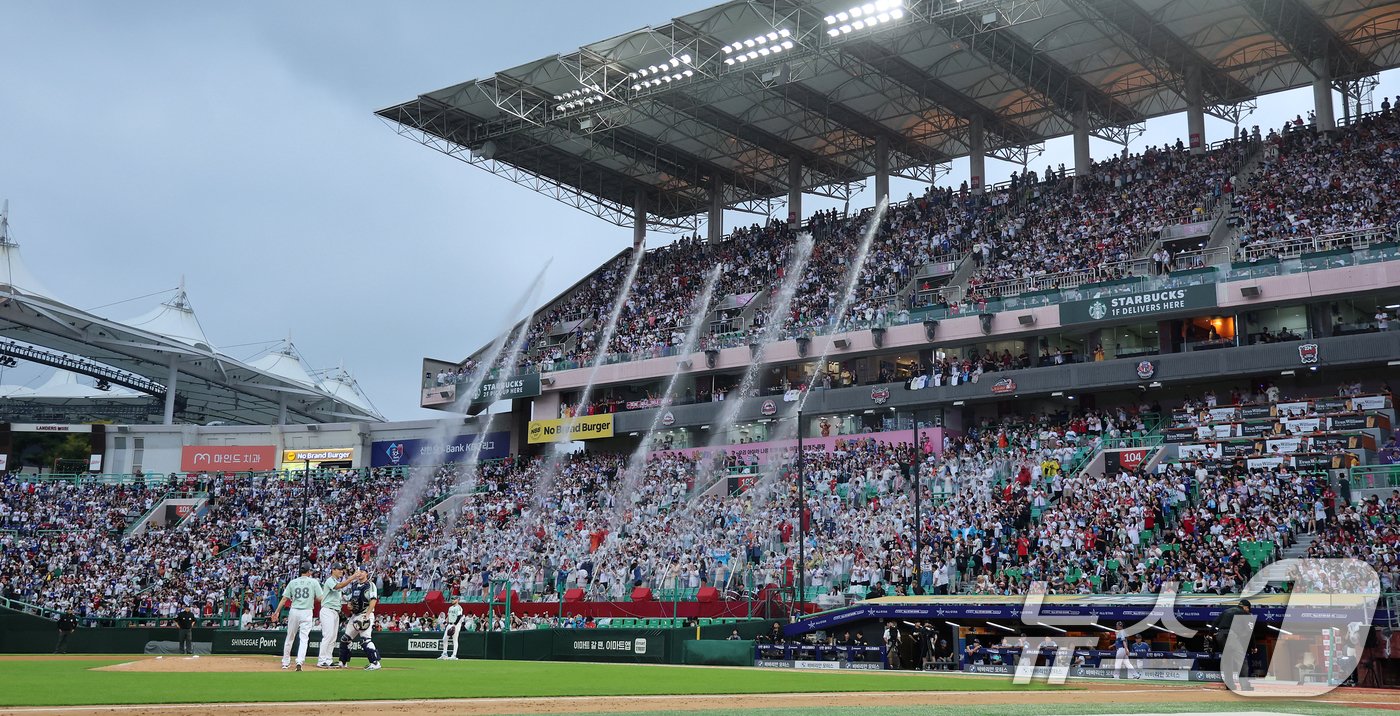 6일 오후 인천시 미추홀구 문학동 SSG랜더스필드에서 열린 &#39;2024 신한 SOL Bank KBO 올스타전’ 나눔 올스타와 드림 올스타의 경기, 야구팬들이 시원한 물줄기를 맞으며 열띤 응원을 펼치고 있다. 2024.7.6/뉴스1 ⓒ News1 김진환 기자