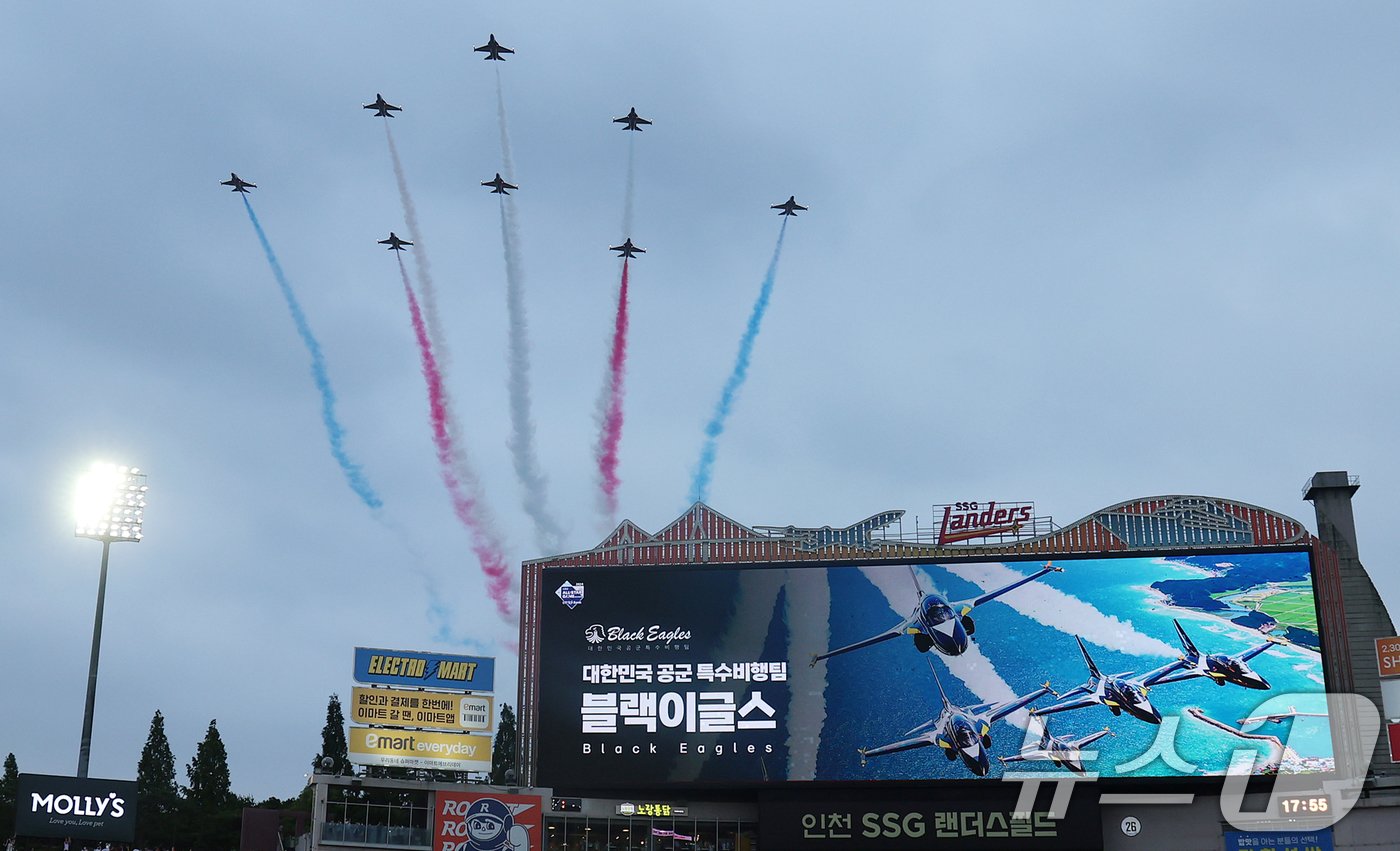 6일 오후 인천시 미추홀구 문학동 SSG랜더스필드에서 열린 &#39;2024 신한 SOL Bank KBO 올스타전’에서 대한민국 공군 특수비행팀 &#39;블랙이글스&#39;가 비행하고 있다. 2024.7.6/뉴스1 ⓒ News1 김진환 기자