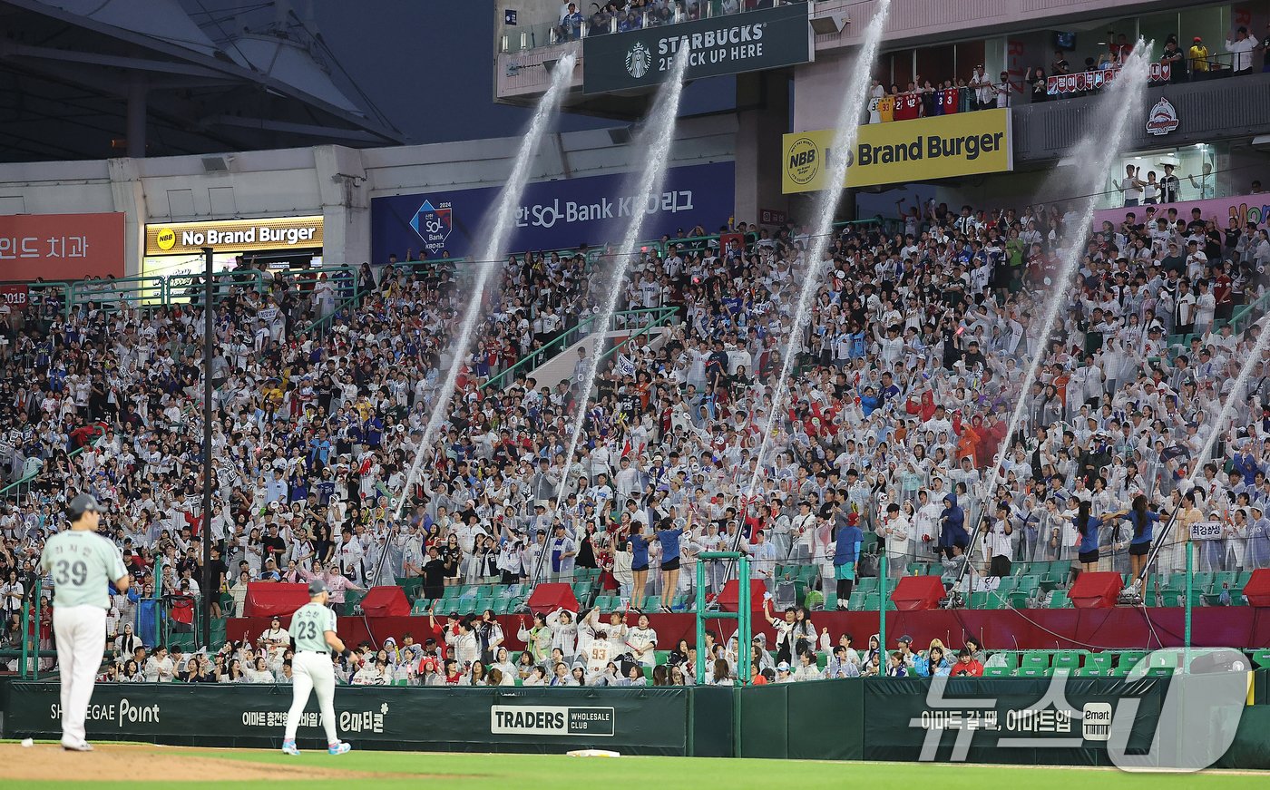 본문 이미지 - 6일 오후 인천시 미추홀구 문학동 SSG랜더스필드에서 열린 '2024 신한 SOL Bank KBO 올스타전’ 나눔 올스타와 드림 올스타의 경기, 야구팬들이 시원한 물줄기를 맞으며 열띤 응원을 펼치고 있다. 2024.7.6/뉴스1 ⓒ News1 김진환 기자