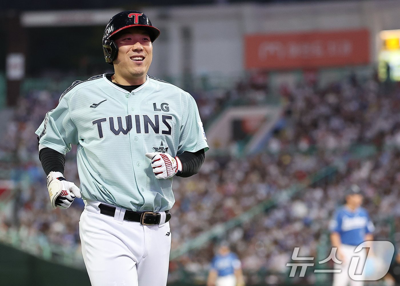 본문 이미지 - 6일 오후 인천시 미추홀구 문학동 SSG랜더스필드에서 열린 '2024 신한 SOL Bank KBO 올스타전’ 나눔 올스타와 드림 올스타의 경기, 나눔팀 LG 김현수가 6회초 중견수 플라이로 물러난 뒤 더그아웃으로 향하고 있다. 김현수는 이날 출장으로 역대 최장 기록인 양준혁이 보유한 13년 연속 출장(1995~2007년)과 타이를 기록했다. 2024.7.6/뉴스1 ⓒ News1 김진환 기자