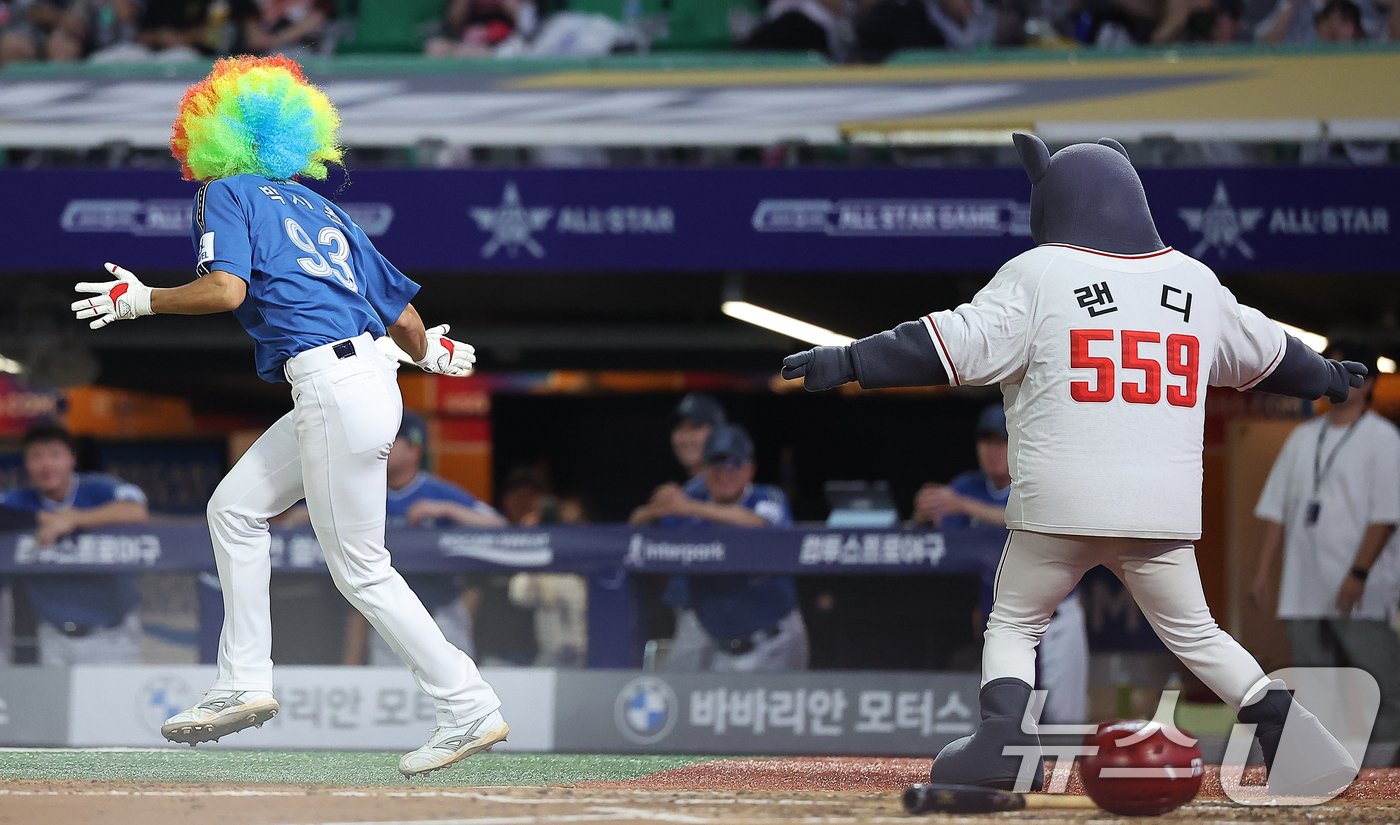 본문 이미지 - 6일 오후 인천시 미추홀구 문학동 SSG랜더스필드에서 열린 '2024 신한 SOL Bank KBO 올스타전’ 나눔 올스타와 드림 올스타의 경기, 7회말 드림팀 SSG 박지환이 마스코트 랜디와 함께 싸이의 뉴페이스 노래에 맞춰 퍼포먼스를 펼치고 있다. 2024.7.6/뉴스1 ⓒ News1 김진환 기자