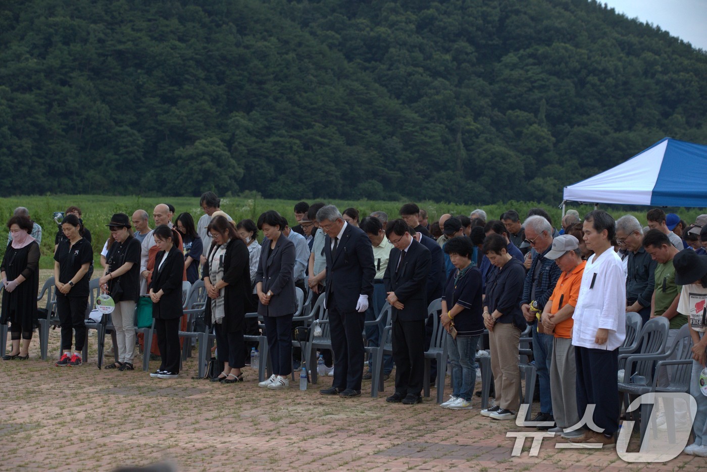 (예천=뉴스1) 신성훈 기자 = 6일 예천군 호명면 직산리 월포생태공원에서 열린 수해로 목숨을 잃은 주민과 해병대 채 상병의 넋을 기리는 진혼제에서 참석자들이 묵념하고 있다. 20 …