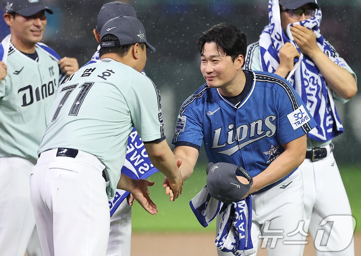 6일 오후 인천시 미추홀구 문학동 SSG랜더스필드에서 열린 &#39;2024 신한 SOL Bank KBO 올스타전’ 나눔 올스타와 드림 올스타의 경기가 4대2로 나눔 올스타가 승리한 가운데 경기 후 삼성 오승환이 KIA 이범호 감독과 인사를 나누고 있다. 2024.7.6/뉴스1 ⓒ News1 김진환 기자