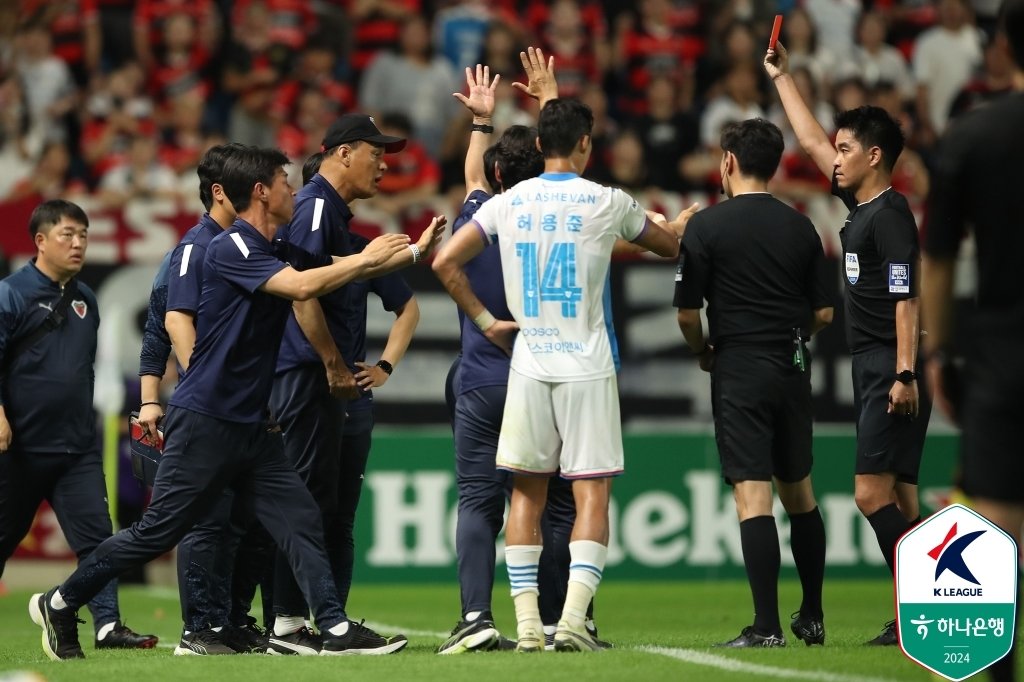 심판에게 항의해 퇴장 당하는 박태하 감독. &#40;한국프로축구연맹 제공&#41;