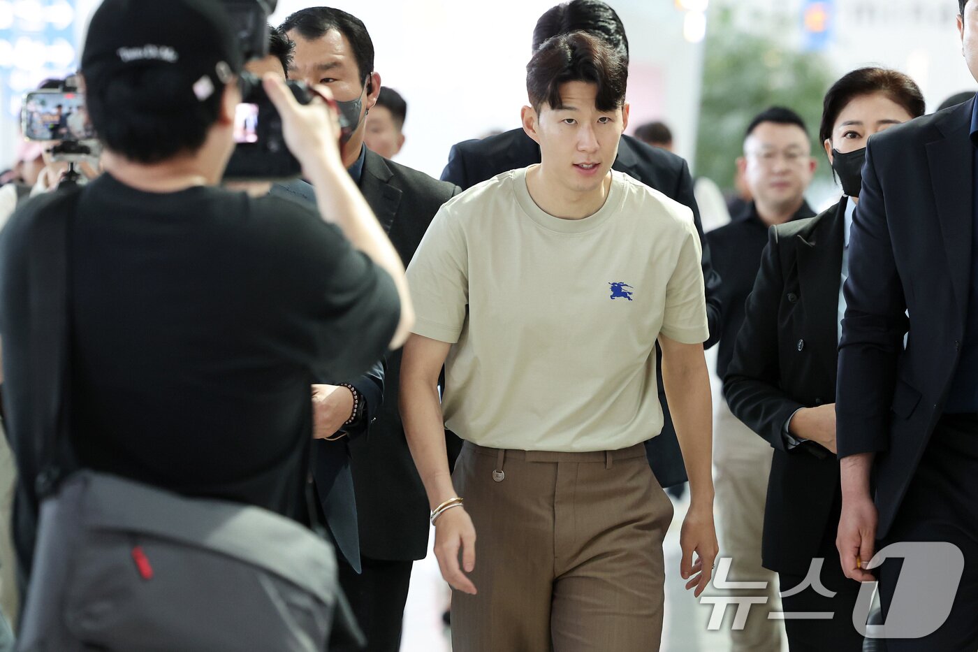 본문 이미지 - 손흥민(토트넘 홋스퍼)이 7일 오전 인천국제공항을 통해 런던으로 출국하고 있다. 2024.7.7/뉴스 ⓒ News1 이동해 기자