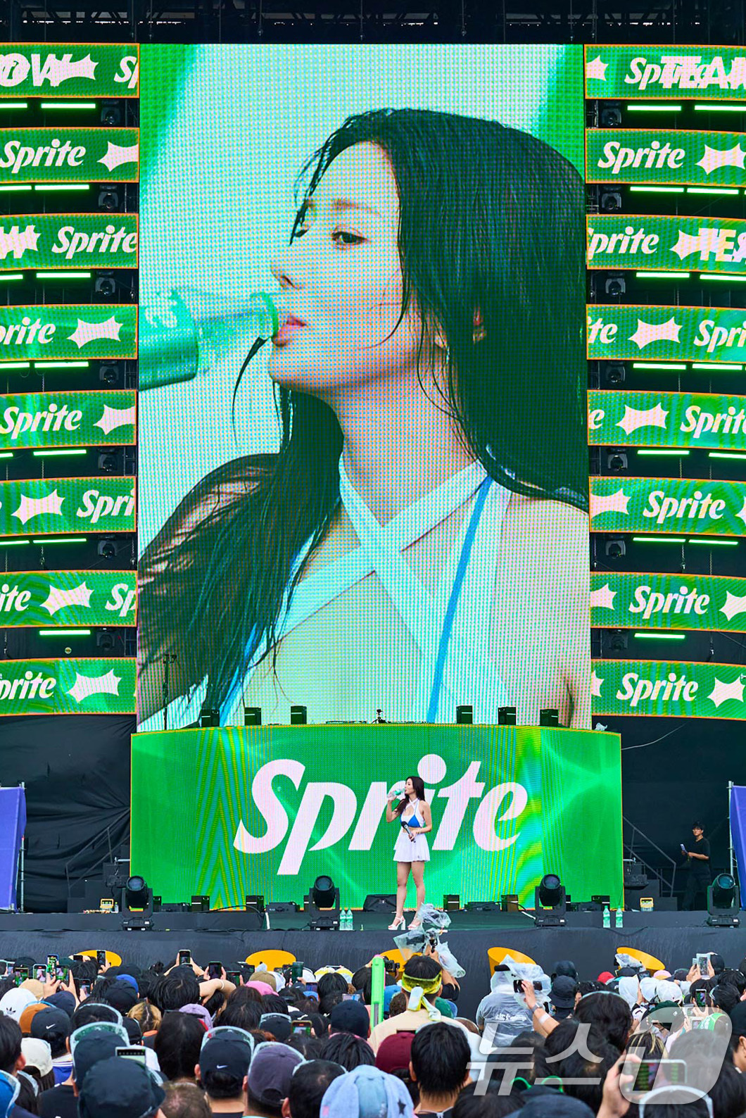(서울=뉴스1) 박지혜 기자 = 스프라이트 써머 모델로 활약하고 있는 권은비가 6일 경기 고양시 킨텍스 야외 글로벌 스테이지에서 열린 ‘워터밤 서울 2024’를 찾아 멋진 무대를 …