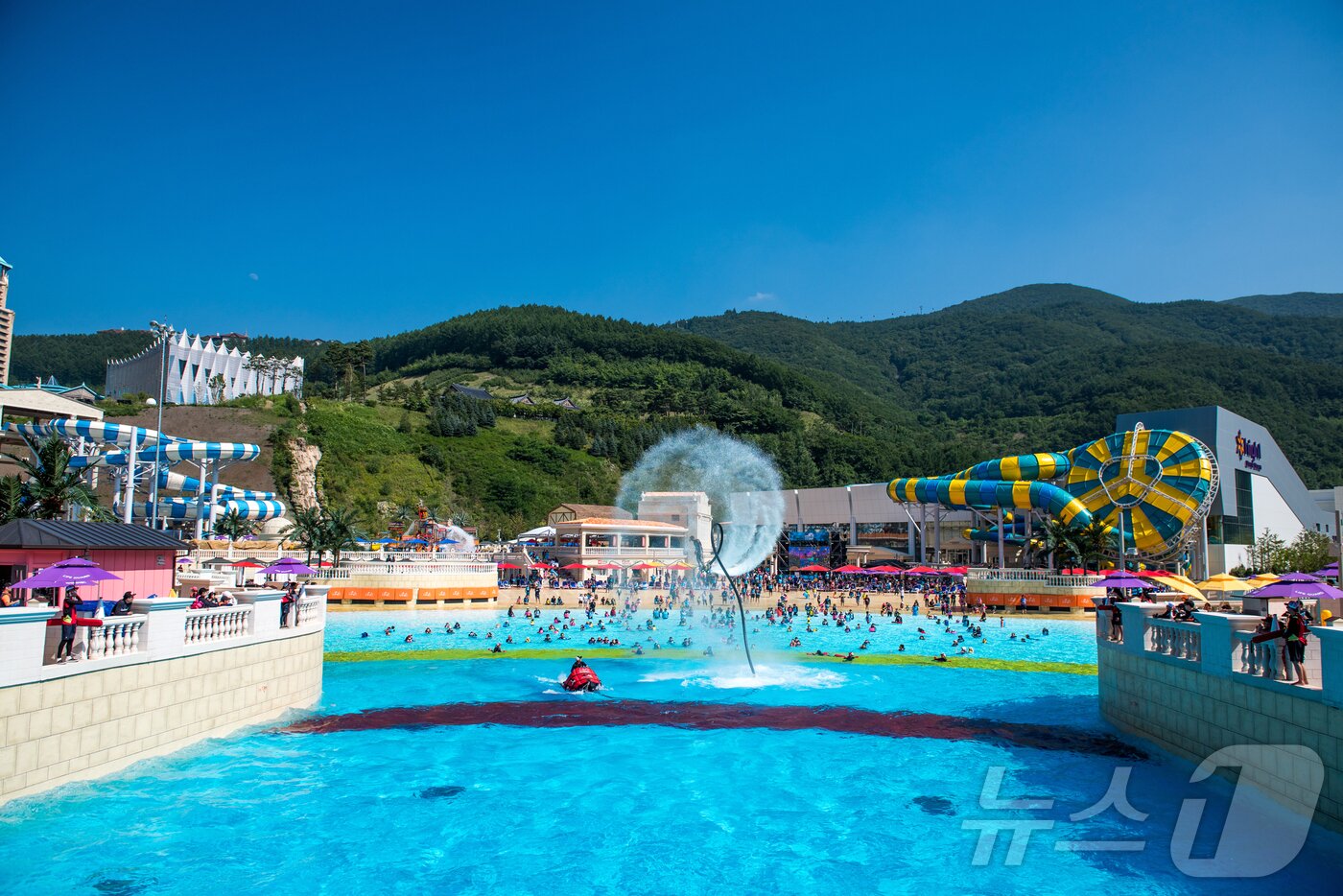 본문 이미지 - 야외 파도풀 전경(강원랜드 제공)