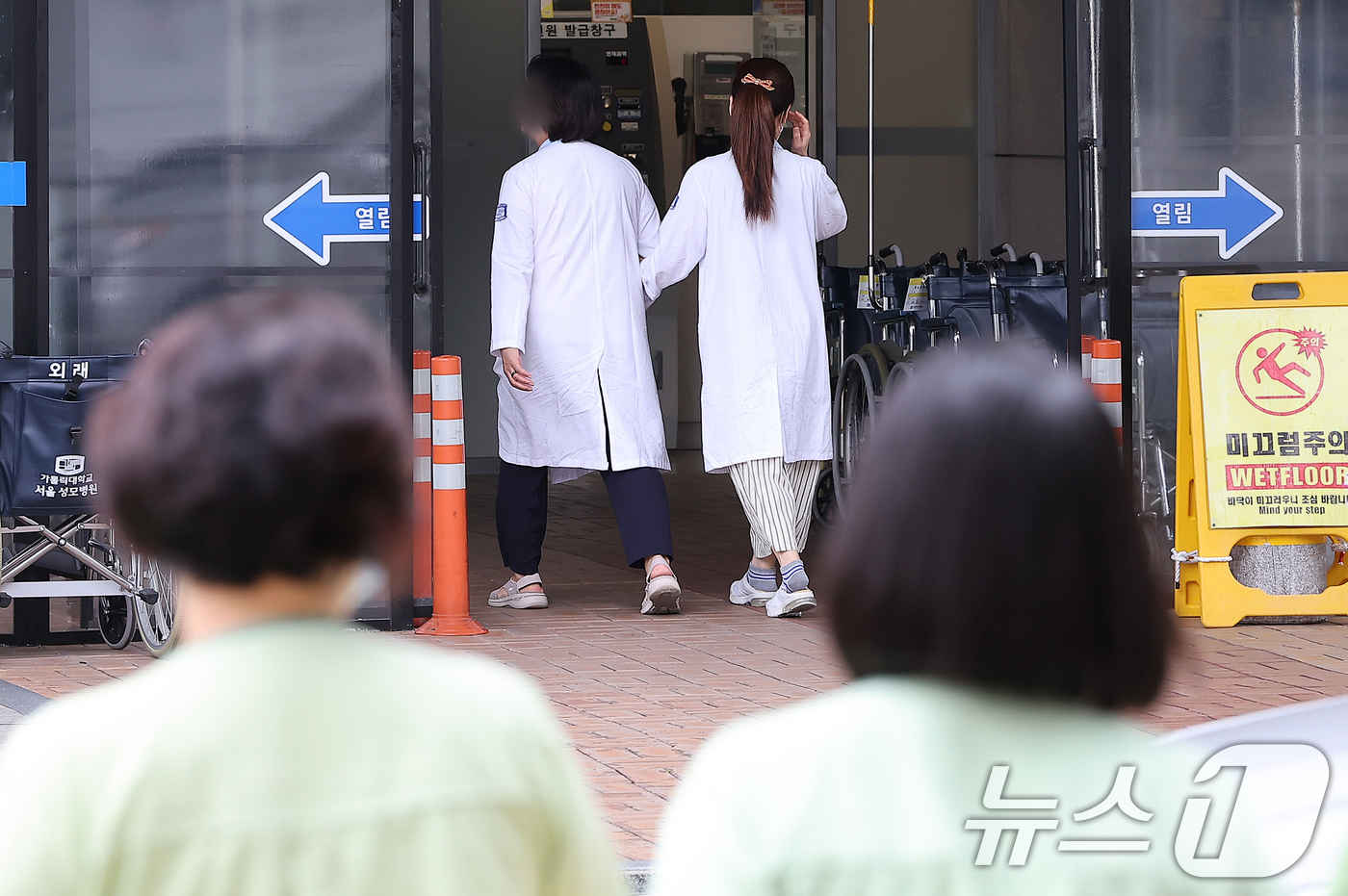 (서울=뉴스1) 김진환 기자 = 정부의 의대 정원 확대에 반발하는 전공의를 비롯한 의료계의 집단행동이 장기화 되고 있는 7일 서울의 한 대학병원에서 의료진이 오가고 있다. 전공의 …