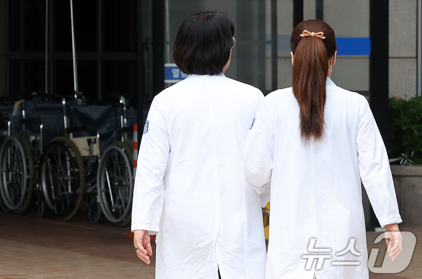 (서울=뉴스1) 김진환 기자 = 정부의 의대 정원 확대에 반발하는 전공의를 비롯한 의료계의 집단행동이 장기화 되고 있는 7일 서울의 한 대학병원에서 의료진이 오가고 있다. 전공의 …