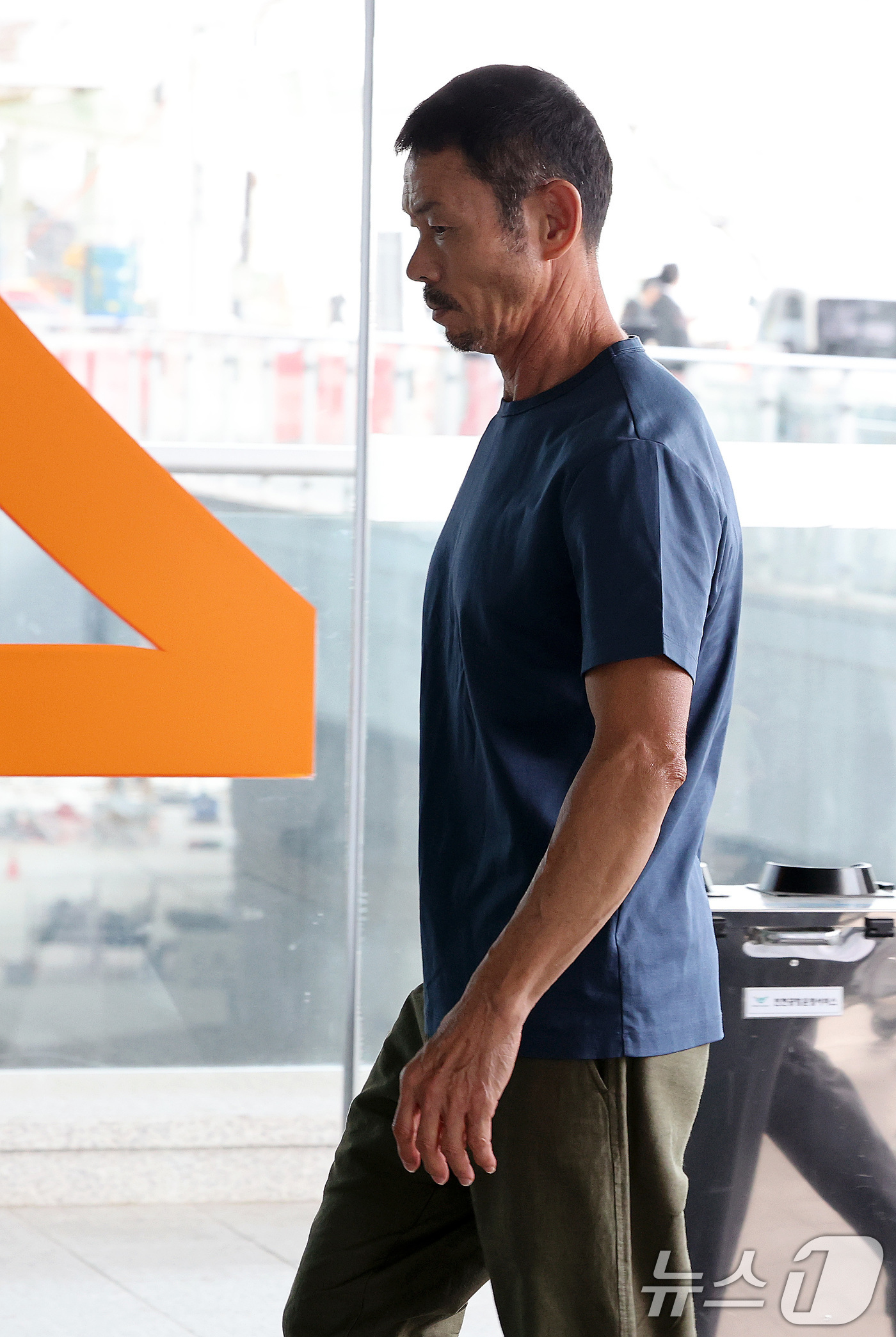 (인천공항=뉴스1) 이동해 기자 = 손흥민의 부친 손웅정 SON 축구아카데미 감독이 7일 인천국제공항을 통해 런던으로 출국하는 아들 손흥민을 배웅하기 위해 이동하고 있다. 2024 …