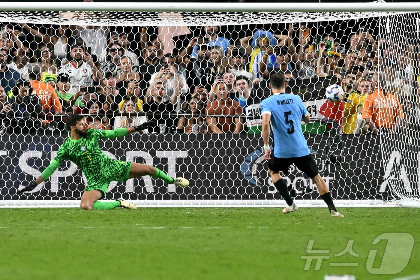 본문 이미지 - 우루과이 승부차기 5번 키커 마누엘 우가르테(5번)의 슛. ⓒ AFP=뉴스1
