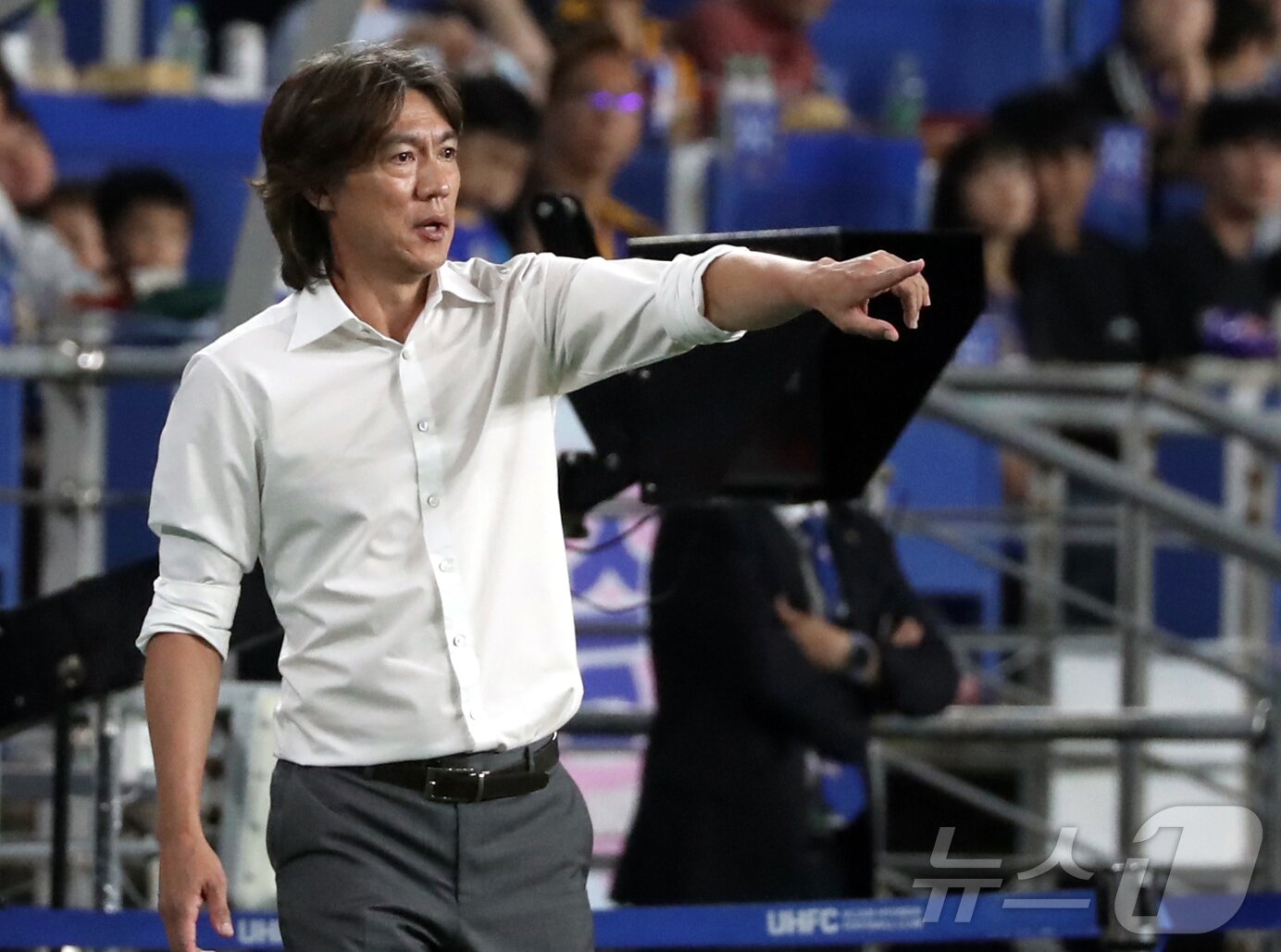 본문 이미지 - 대한축구협회는 차기 국가대표팀 감독으로 홍명보 울산 HD 감독을 내정했다고 7일 밝혔다. 2013∼2014년 대표팀을 이끌며 2014 브라질 월드컵에 나섰던 홍 감독은 이로써 10년 만에 대표팀 사령탑으로 복귀하게 됐다. 사진은 23년 7월 21일 오후 울산 문수축구경기장에서 열린 프로축구 '하나원큐 K리그1 2023' 울산현대와 제주유나이티드의 경기에서 울산 홍명보 감독이 작전 지시를 하고 있다. (뉴스1 DB)2024.7.7/뉴스1