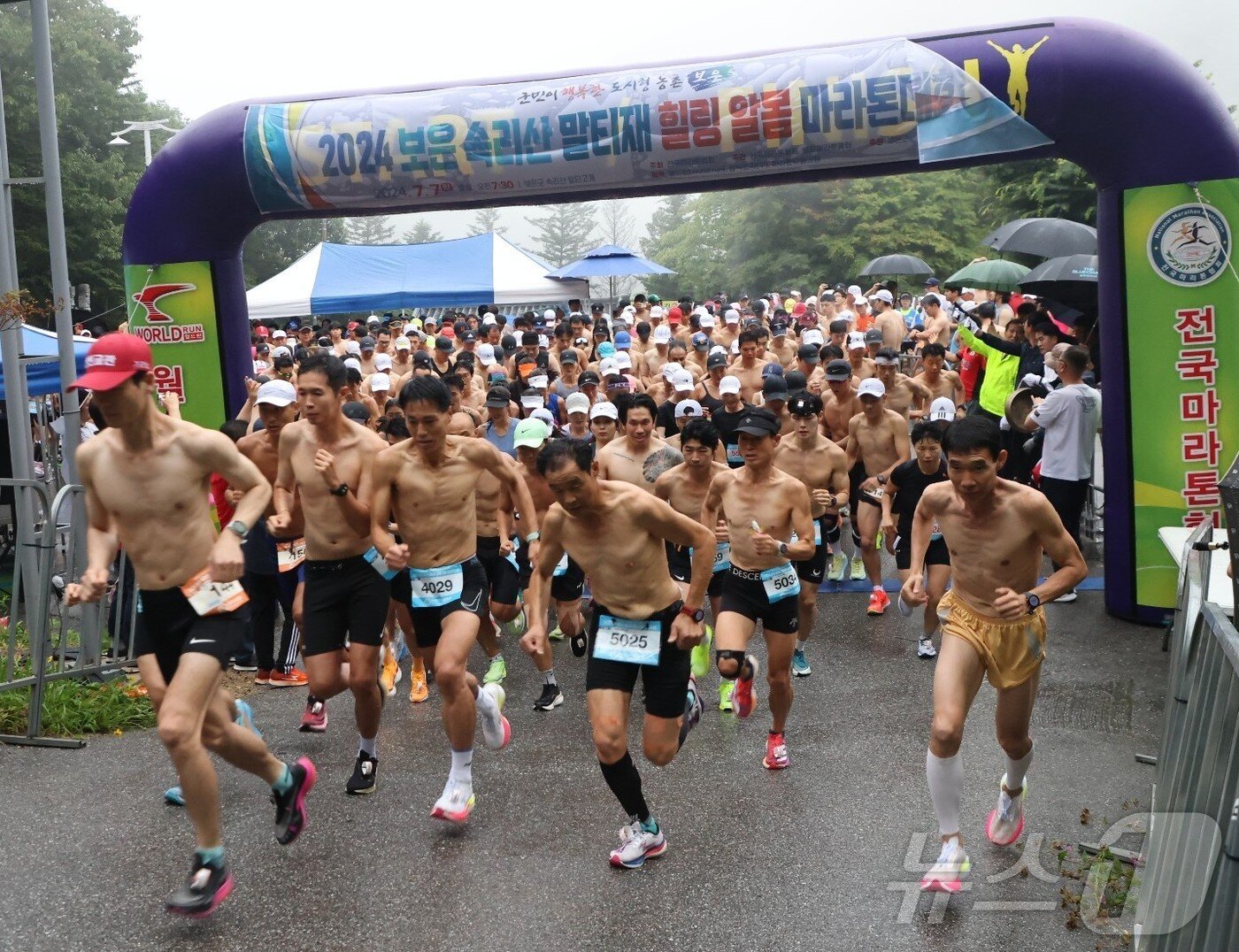 본문 이미지 - 7일 충북 보은군 속리산 말티재 꼬부랑길에서 열린 알몸 마라톤대회에 참가한 선수들이 힘차게 질주하고 있다. (보은군 제공) /뉴스1 