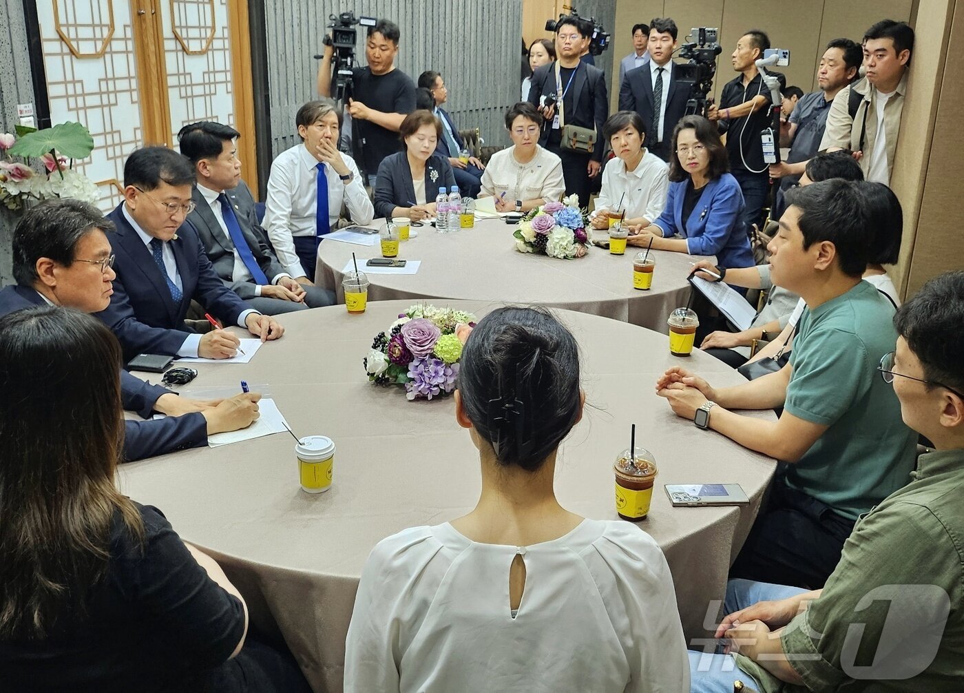 본문 이미지 - 조국 전 조국혁신당 대표와 김준형 대표 권한대행, 황운하 원내대표, 차규근·정춘생 의원 등 조국혁신당 원내 인사들이 7일 대구 엑스코에서 대구와 경북지역 전세사기 피해자들과 만나 전세사기특별법 입법과 관련된 간담회를 가지고 있다. 2024.7.7/뉴스 ⓒ News1 남승렬 기자