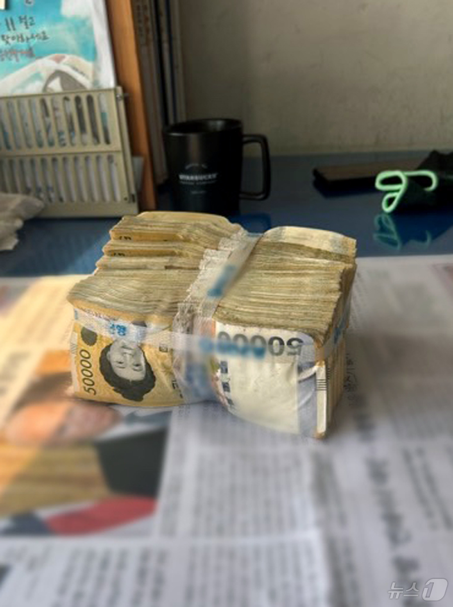 (울산=뉴스1) = 울산의 한 아파트 화단에서 검은 봉지에 담긴 현금다발이 잇따라 발견돼 경찰이 범죄 연루 가능성을 열어둔 채 수사를 이어나가고 있다.사진은 지난 5일 울산 남구 …