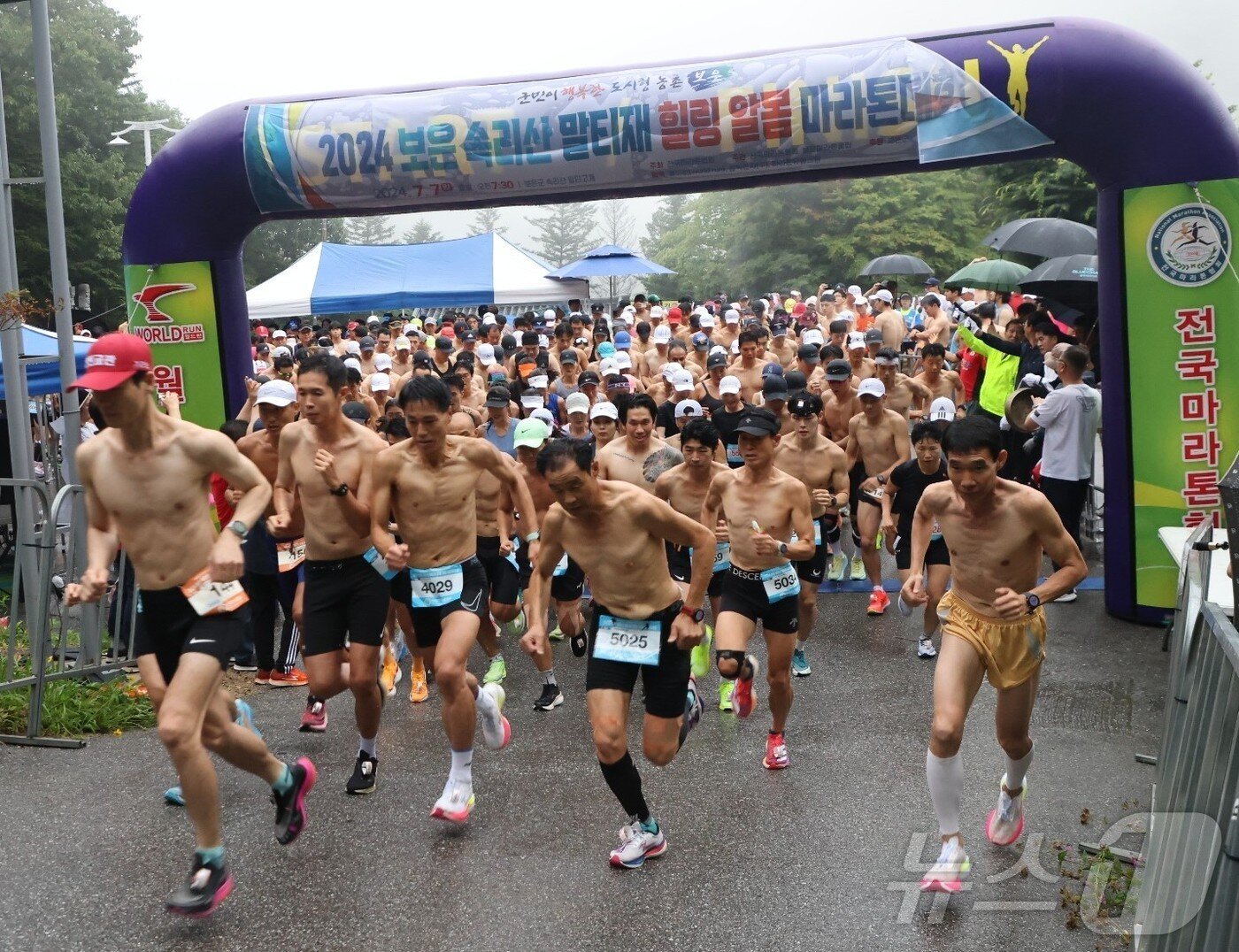 본문 이미지 - 7일 충북 보은군 속리산 말티재 꼬부랑길에서 열린 알몸 마라톤대회에 참가한 선수들이 힘차게 질주하고 있다. (보은군 제공) /뉴스1