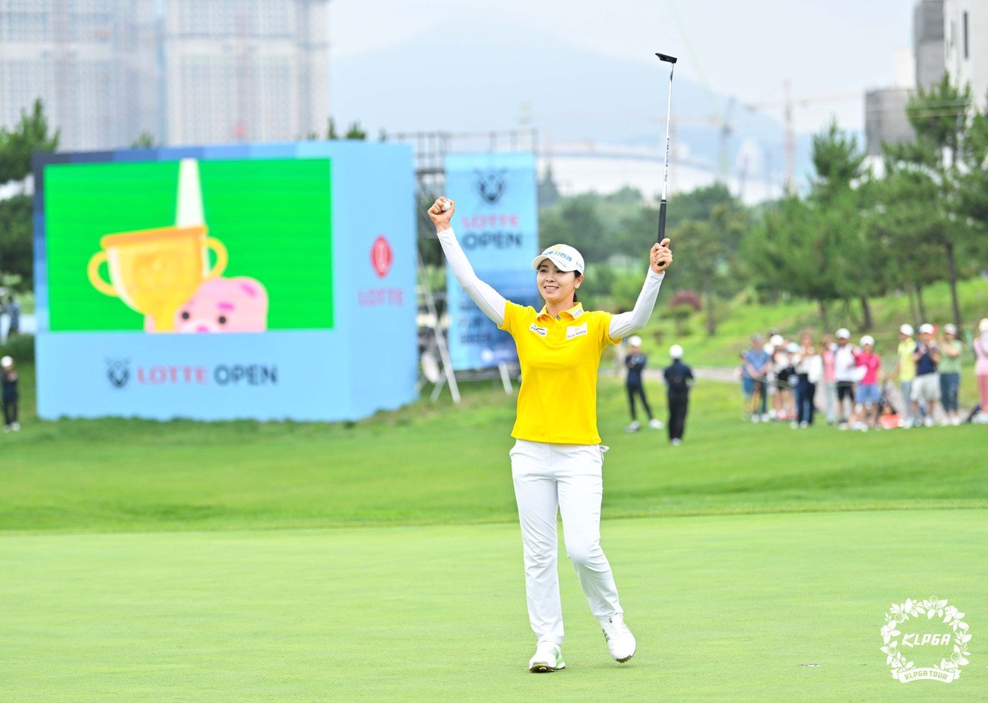 본문 이미지 - 이가영이 7일 열린 KLPGA투어 롯데 오픈에서 우승을 확정한 뒤 환호하고 있다. (KLPGA 제공)