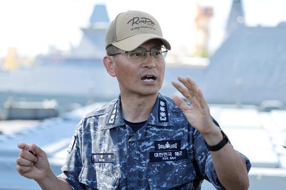 본문 이미지 - 5일(현지시각) 하와이 진주만 히캄 기지에 정박 중인 율곡이이함에서 문종화 환태평양훈련전대장(해군 대령)이 환태평양훈련에 대해 설명하고 있다.(해군 제공)