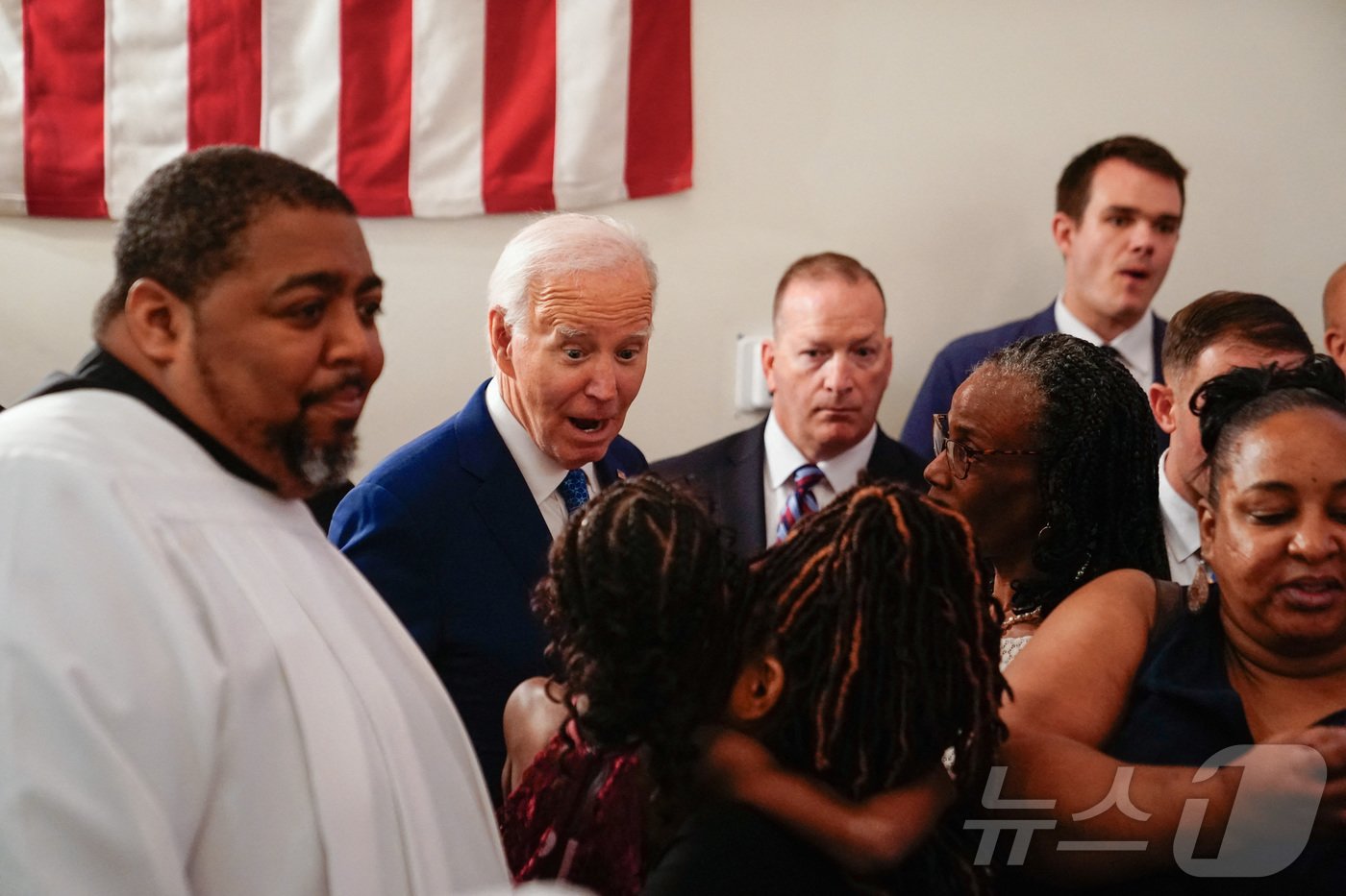 본문 이미지 - 조 바이든 미국 대통령이 7일(현지시간) 미국 펜실베이니아주 필라델피아의 한 개신교 교회 예배에서 연설을 한 뒤 신도들에게 인사하고 있다. 2024.07.07. ⓒ 로이터=뉴스1 ⓒ News1 김현 특파원