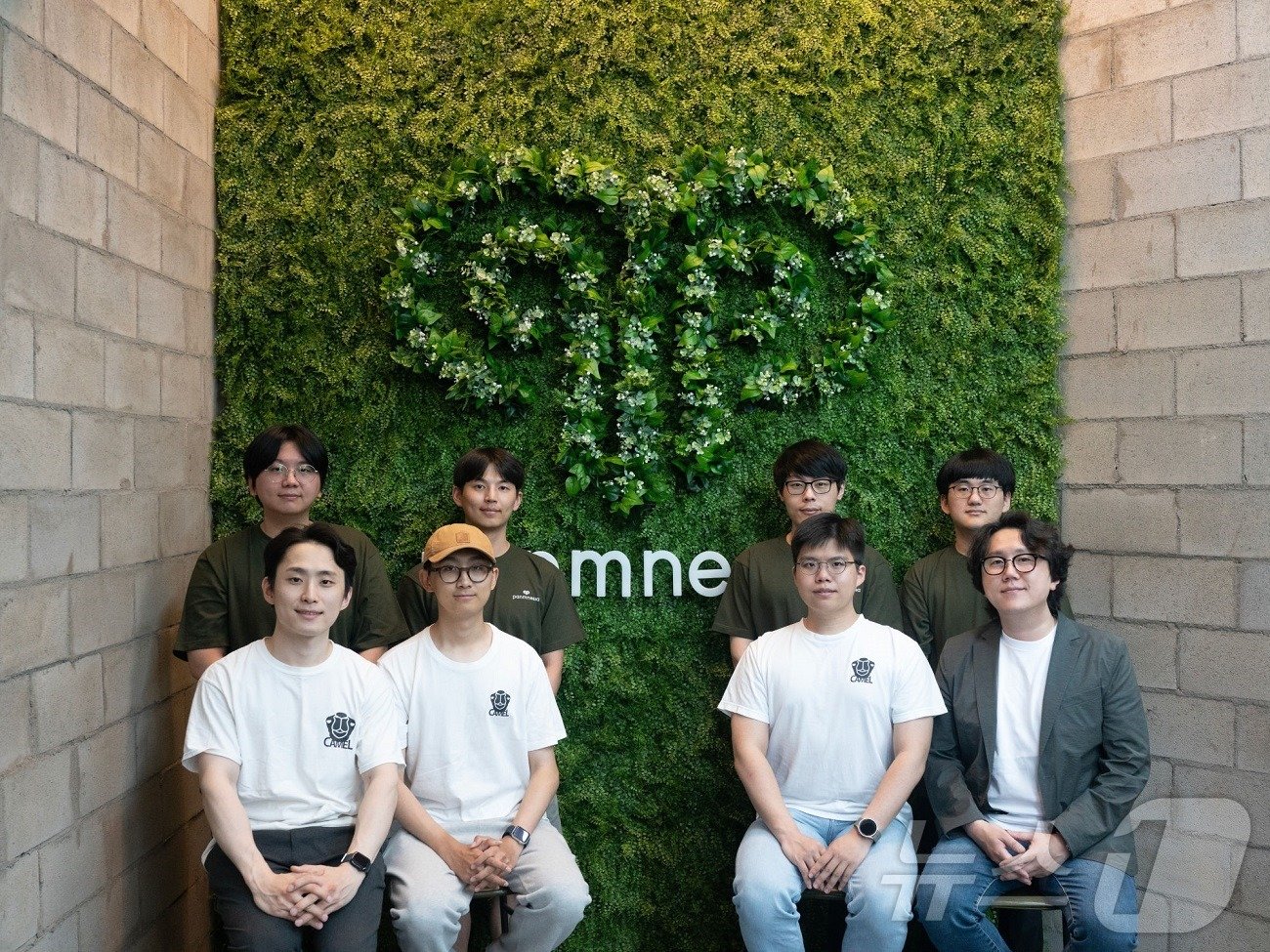 본문 이미지 - 왼쪽 위부터 시계방향으로 김동평 KAIST 전기및전자공학부 석사과정, 유어진 석사과정, 이상원 박사, 국동현 박사과정, 정명수 교수, 강승관 박사과정, 장준혁 박사과정, 배한여름 박사과정. /뉴스1