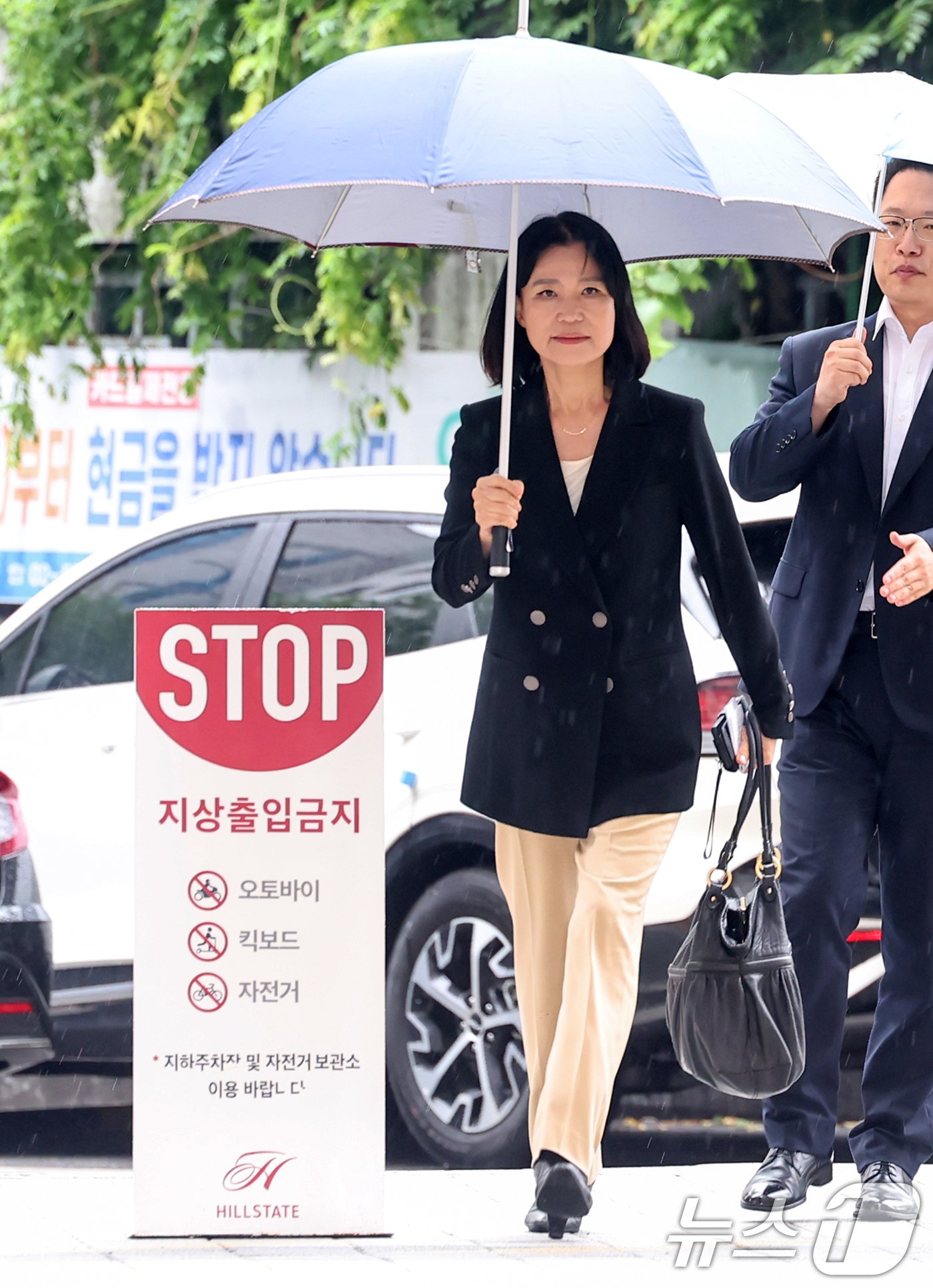 본문 이미지 - 이진숙 방송통신위원장 내정자가 8일 오전 경기 과천시의 한 오피스텔에 마련된 청문회 준비 사무실로 출근하고 있다. 2024.7.8/뉴스1 ⓒ News1 민경석 기자