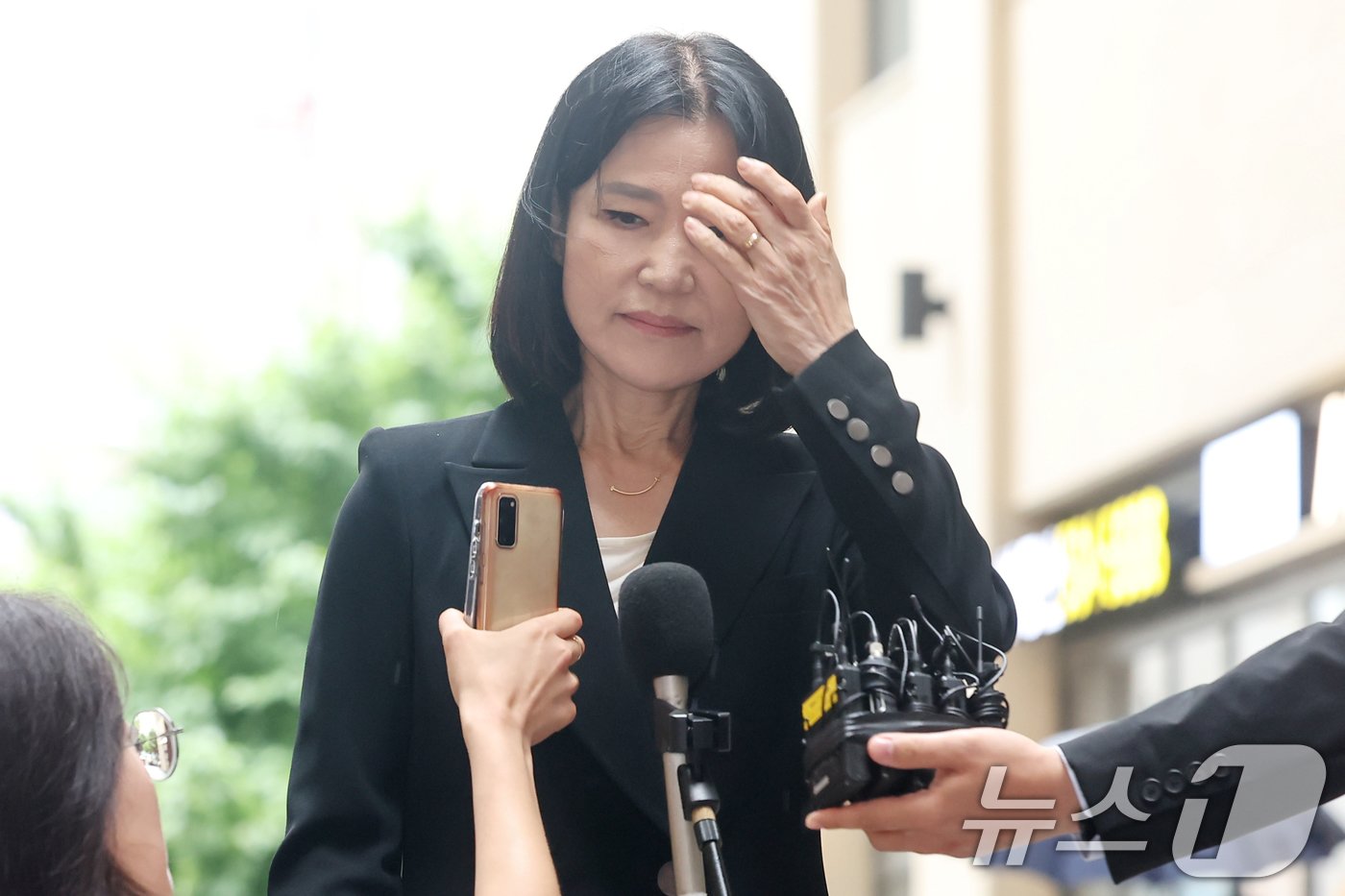 본문 이미지 - 이진숙 방송통신위원장 내정자가 8일 오전 경기 과천시의 한 오피스텔에 마련된 청문회 준비 사무실로 출근하며 머리를 쓸어올리고 있다. 2024.7.8/뉴스1 ⓒ News1 민경석 기자