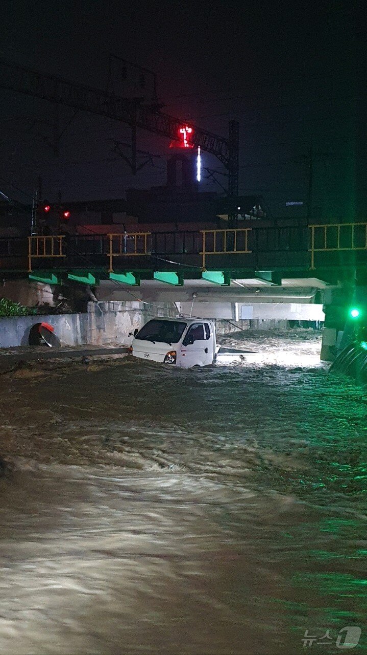 8일 오전 2시 50분쯤 충북 옥천군 옥천읍 양수리 인근 하천변 도로가 집중 호우로 침수돼 차량이 고립돼 있다. &#40;옥천소방서 제공&#41; /뉴스1