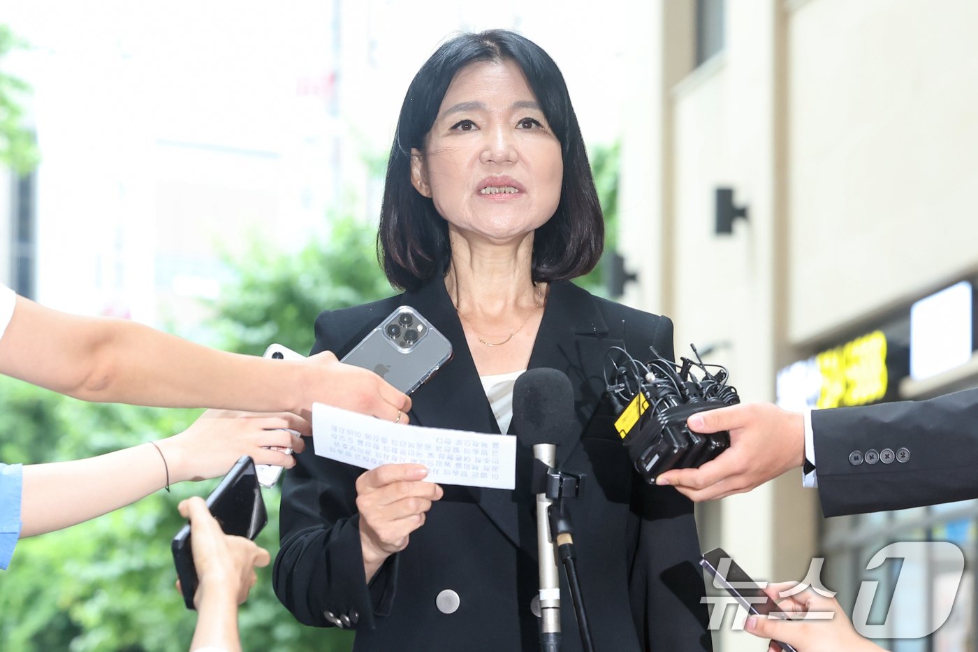 본문 이미지 - 이진숙 방송통신위원장 내정자가 8일 오전 경기 과천시의 한 오피스텔에 마련된 청문회 준비 사무실로 첫 출근하며 소감을 밝히고 있다. 2024.7.8/뉴스1 ⓒ News1 민경석 기자