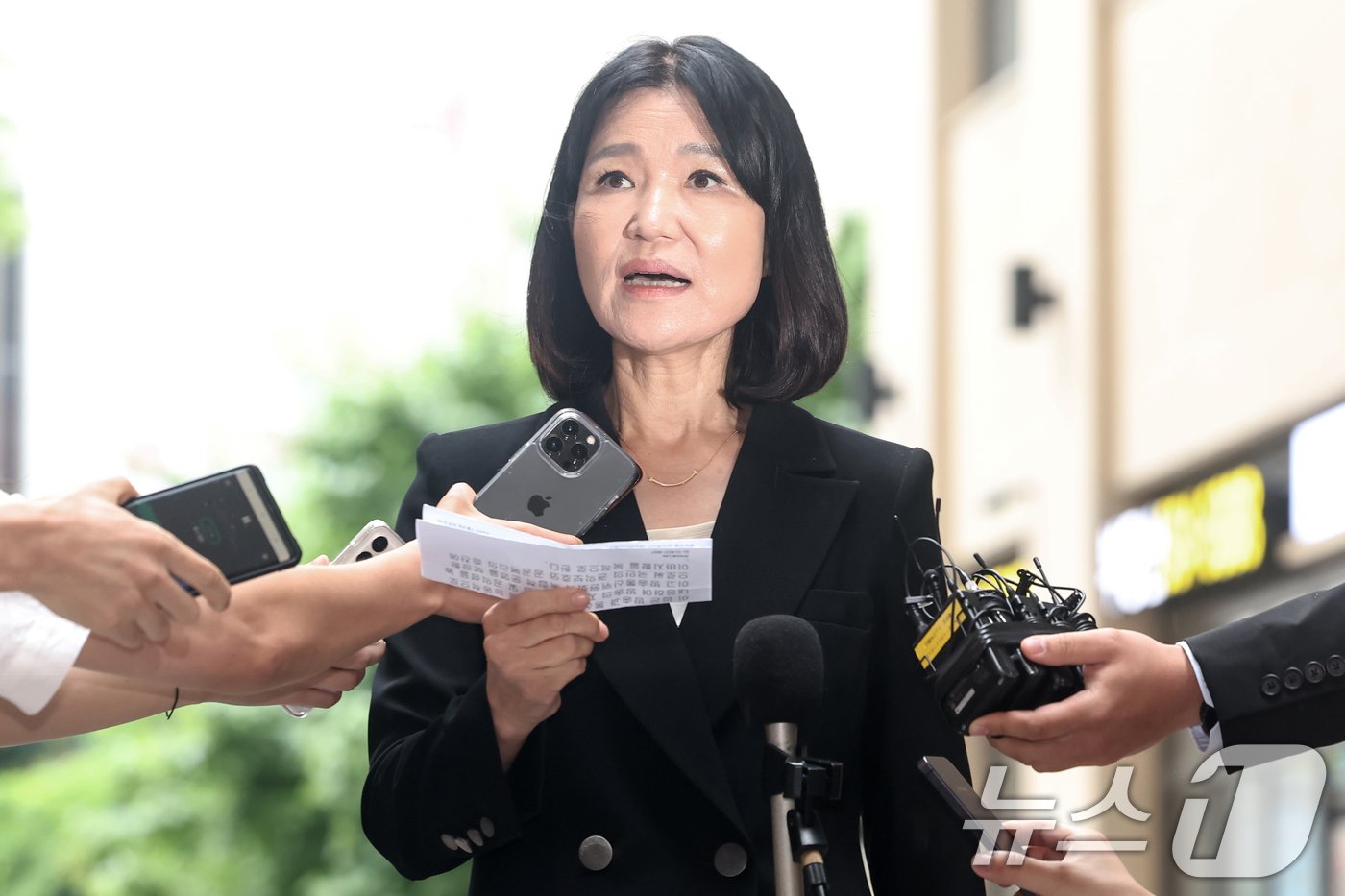 본문 이미지 - 이진숙 방송통신위원장 내정자가 8일 오전 경기 과천시의 한 오피스텔에 마련된 청문회 준비 사무실로 첫 출근하며 소감을 밝히고 있다. 2024.7.8/뉴스1 ⓒ News1 민경석 기자