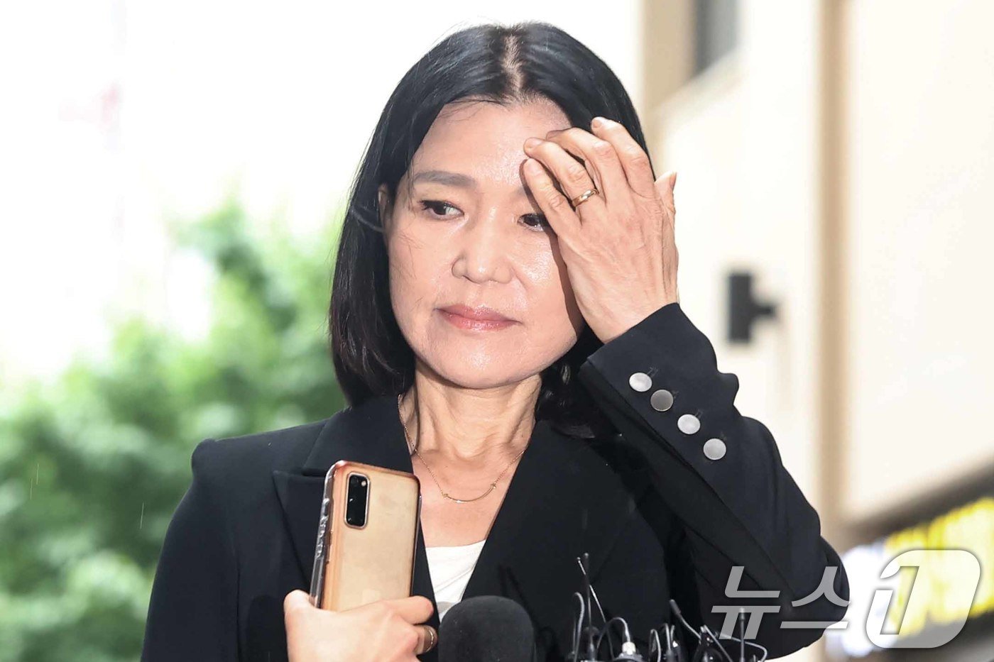 본문 이미지 - 이진숙 방송통신위원장 내정자가 8일 오전 경기 과천시의 한 오피스텔에 마련된 청문회 준비 사무실로 출근하며 머리를 쓸어올리고 있다. 2024.7.8/뉴스1 ⓒ News1 민경석 기자